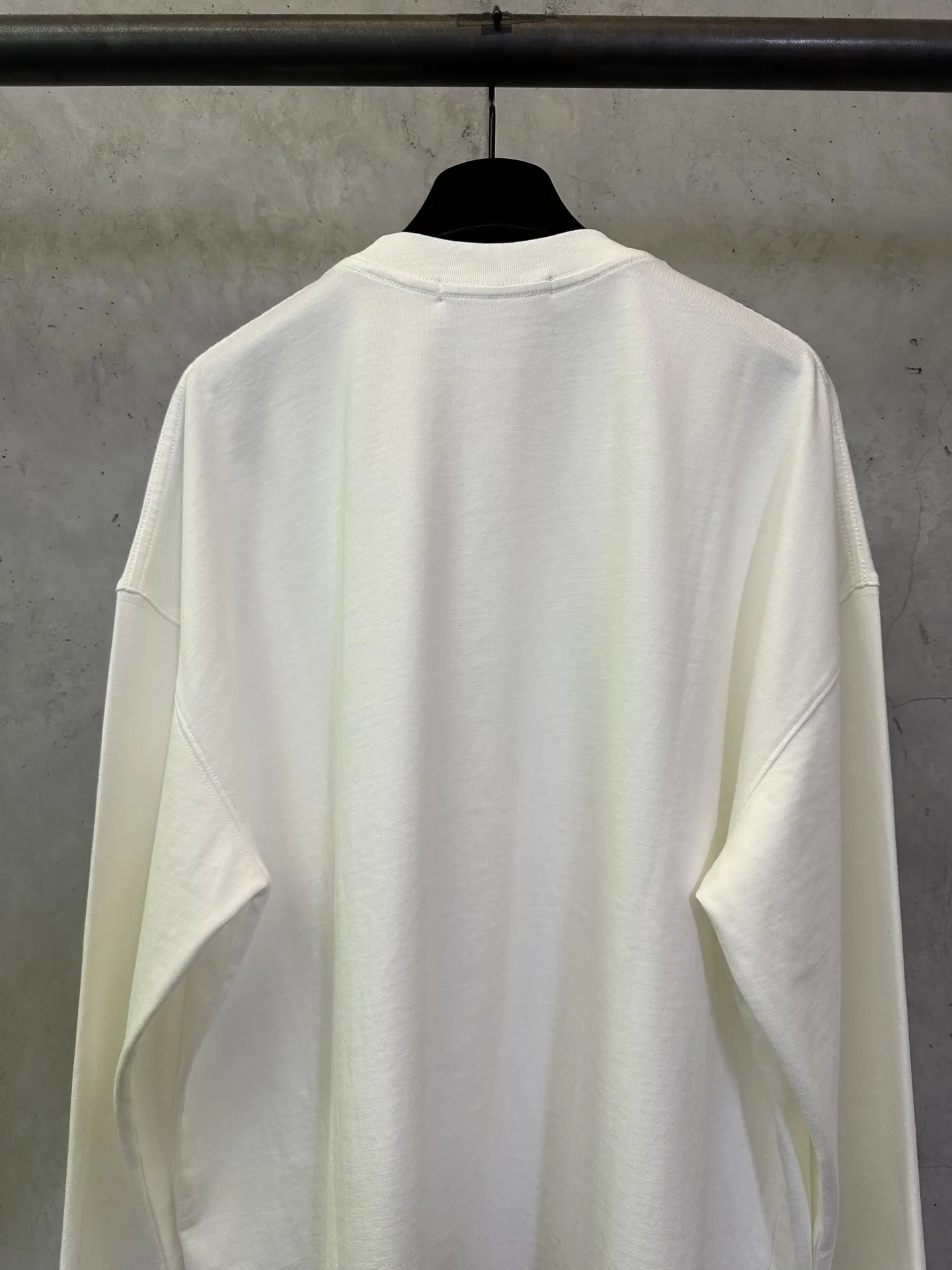 Logo Graphic Long-Sleeve T-Shirt D24012882 — view 5