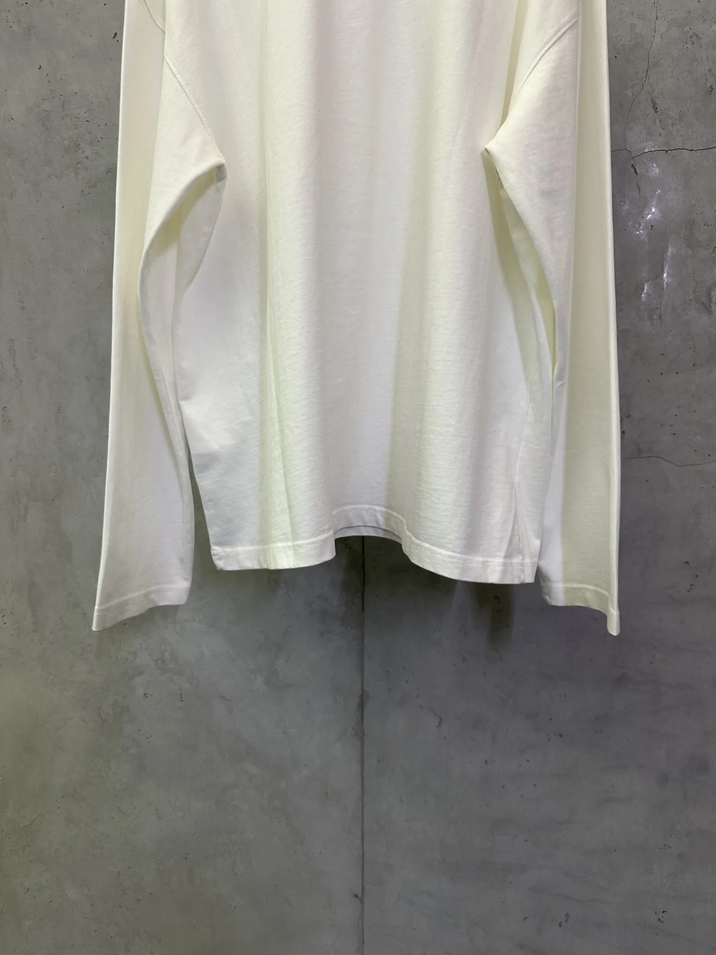 Logo Graphic Long-Sleeve T-Shirt D24012882 — view 6