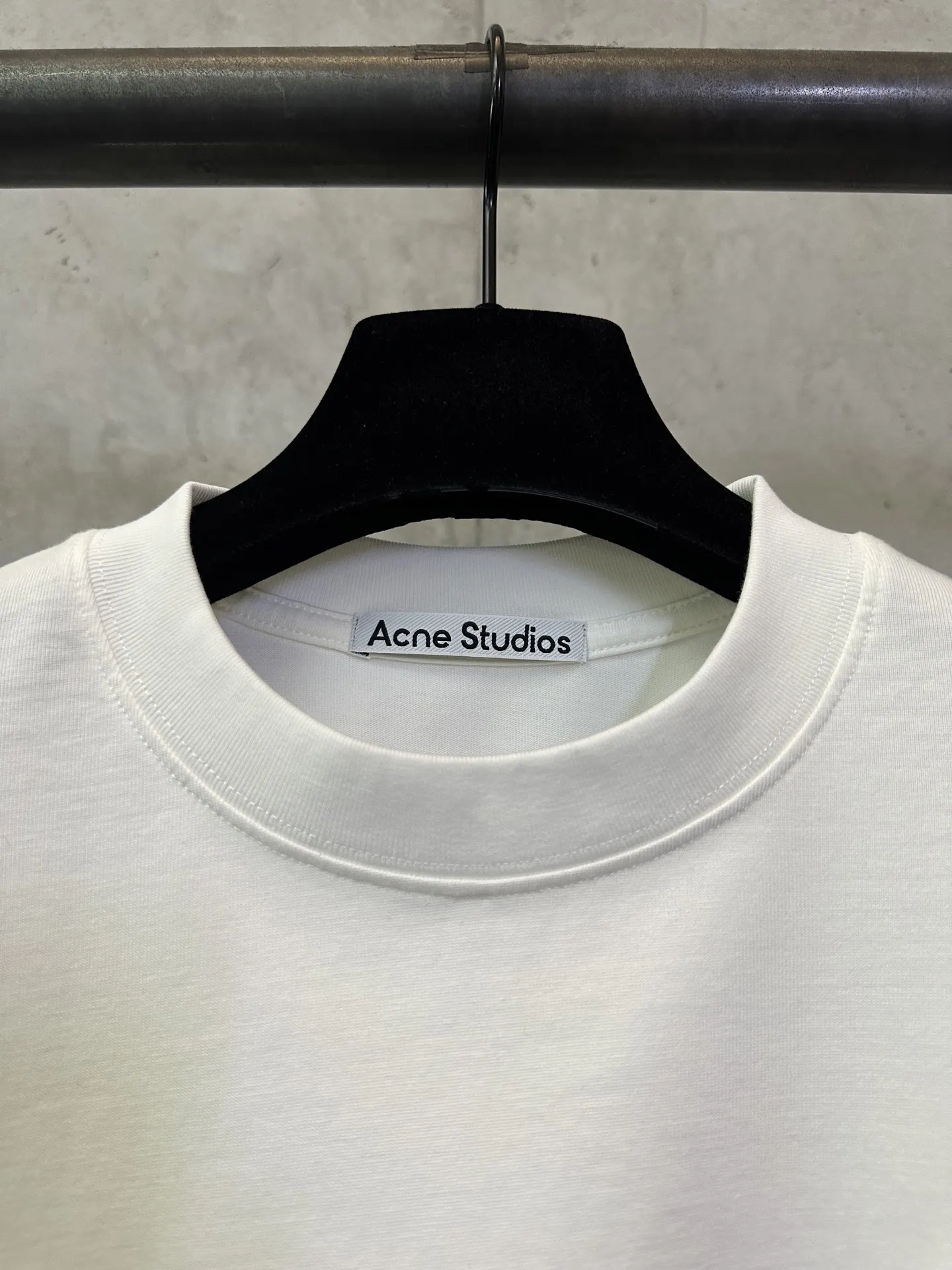 Logo Graphic Long-Sleeve T-Shirt D24012882 — view 7