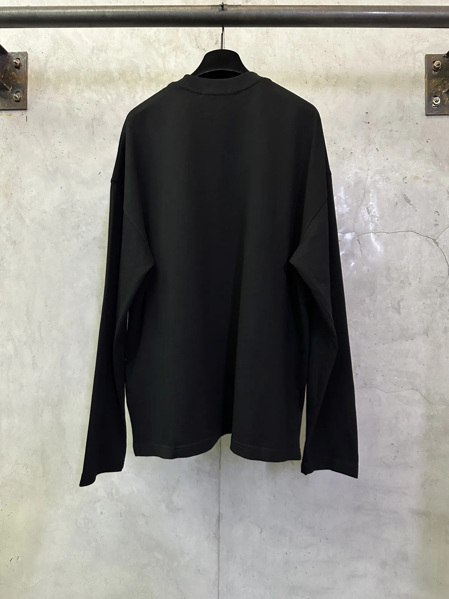 Logo Graphic Long-Sleeve T-Shirt D24012881 — view 2