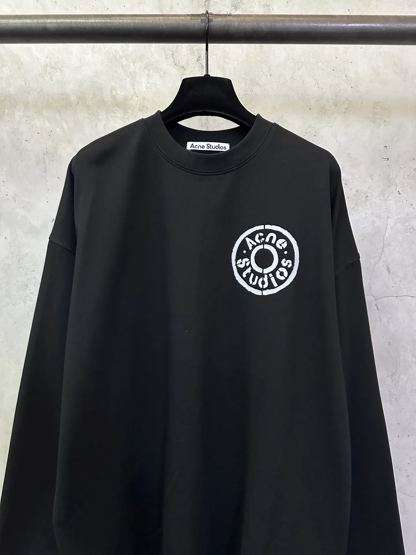 Logo Graphic Long-Sleeve T-Shirt D24012881 — view 3