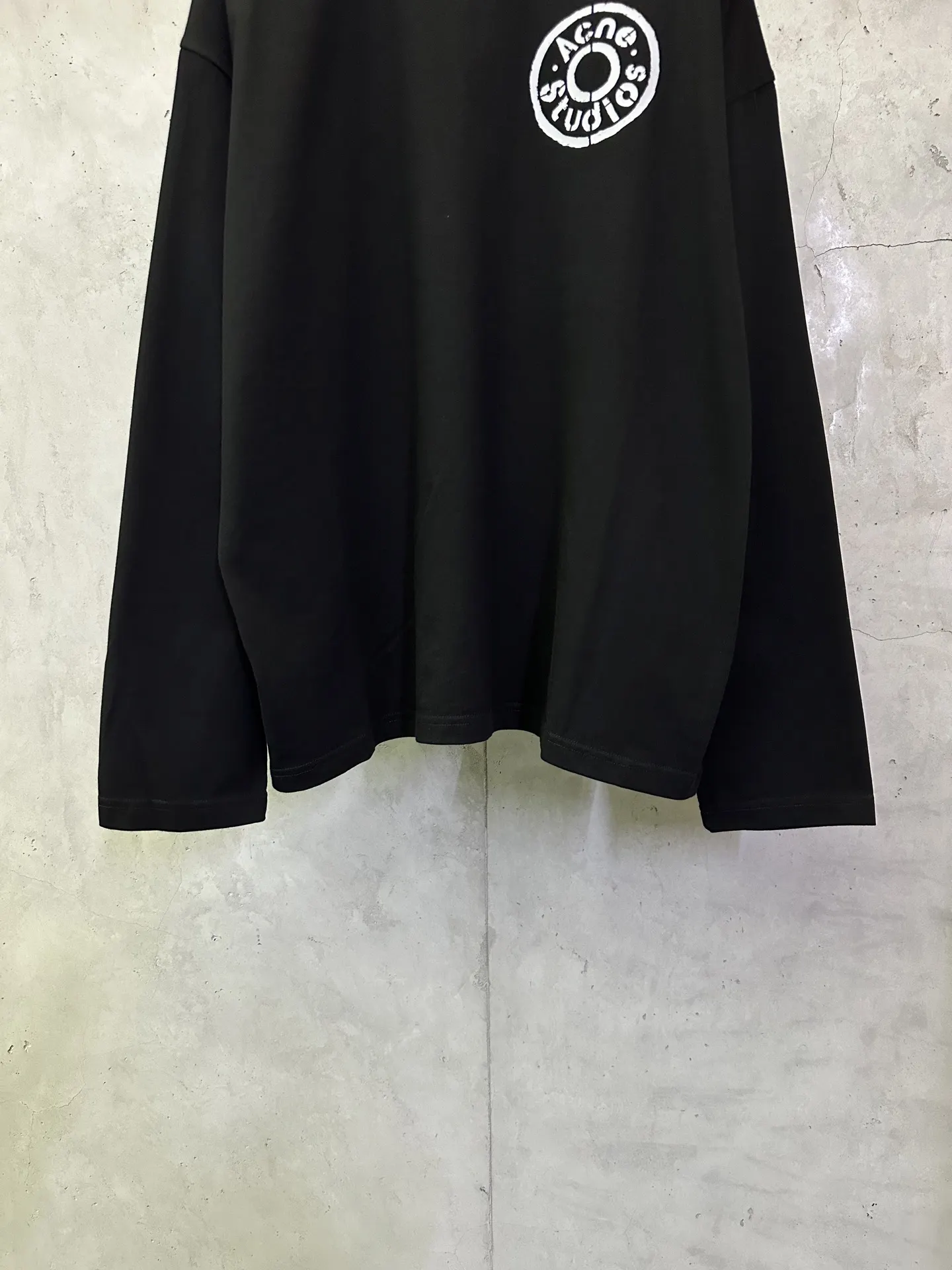 Logo Graphic Long-Sleeve T-Shirt D24012881 — view 4
