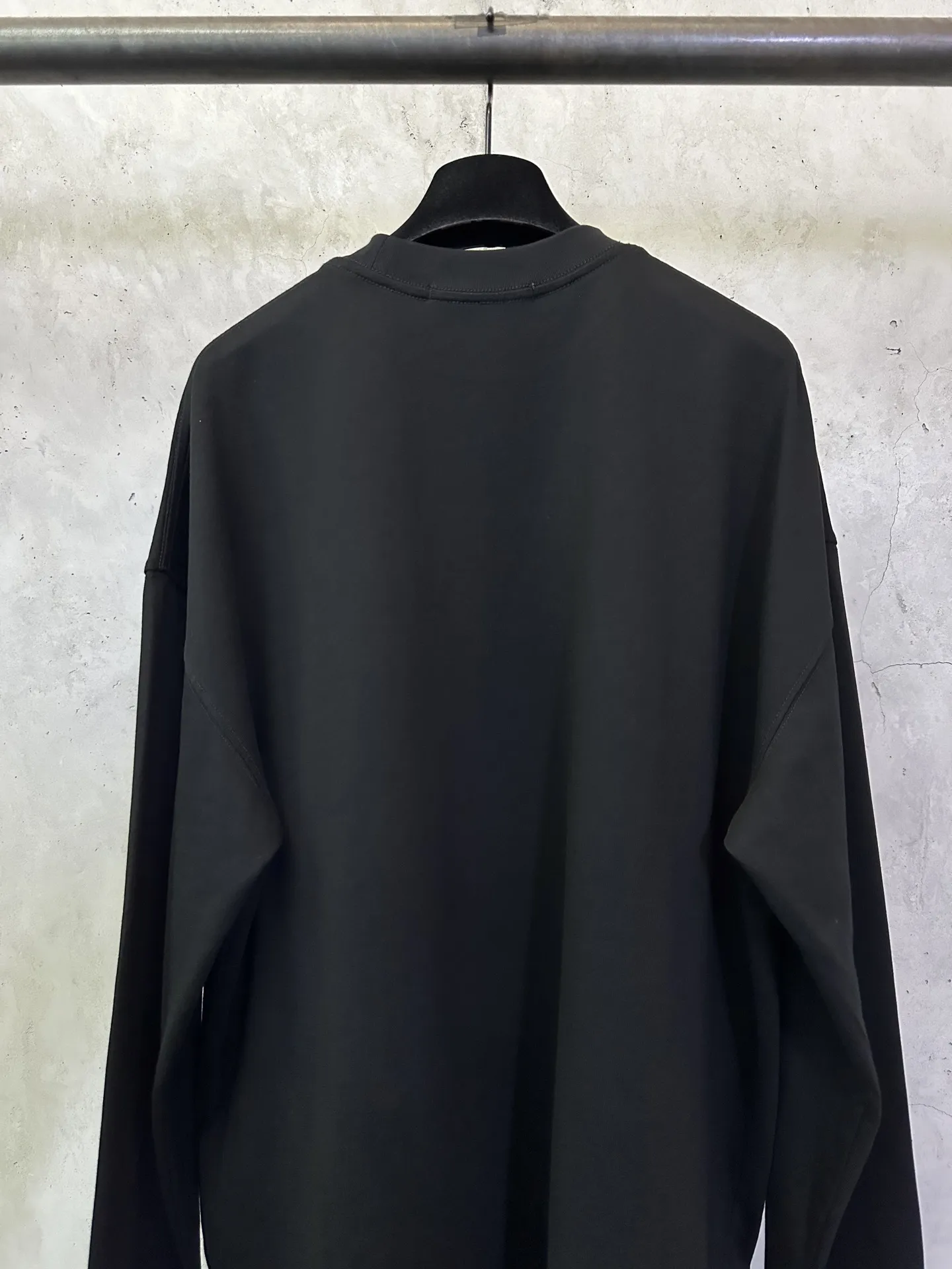 Logo Graphic Long-Sleeve T-Shirt D24012881 — view 5