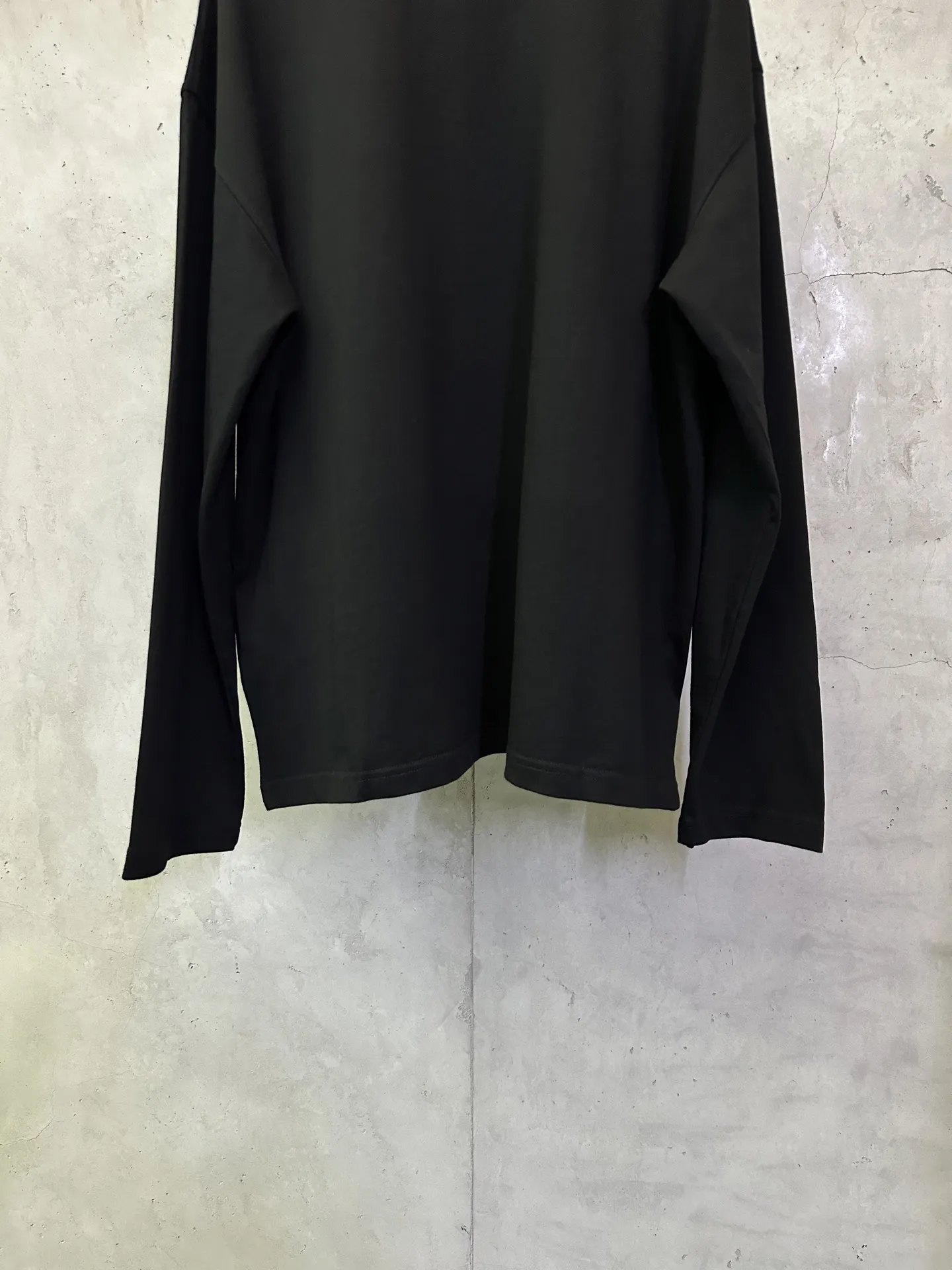 Logo Graphic Long-Sleeve T-Shirt D24012881 — view 6