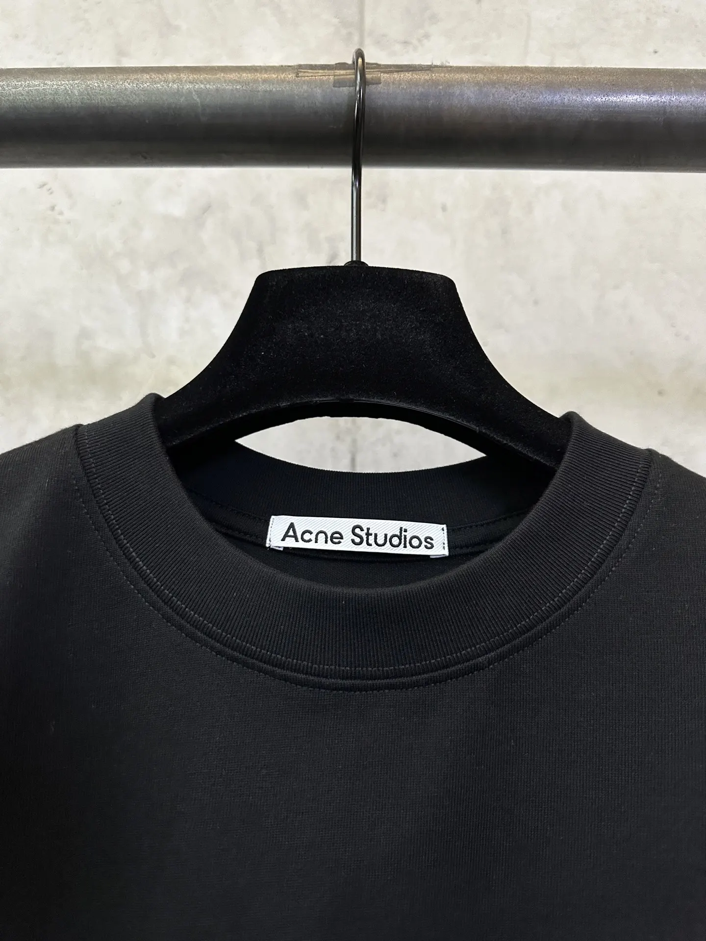 Logo Graphic Long-Sleeve T-Shirt D24012881 — view 7
