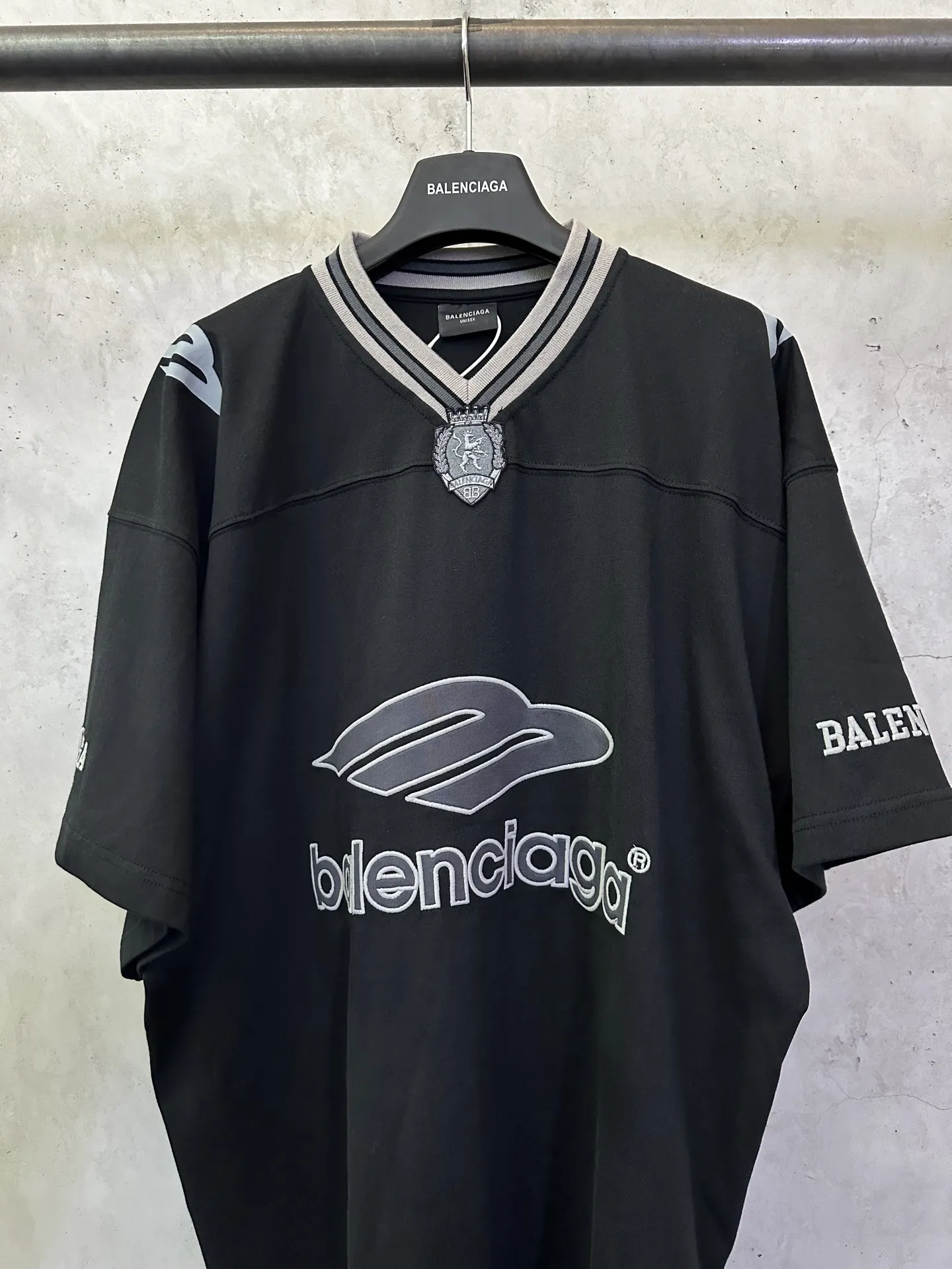 Football Series Embroidered V-Neck Jersey D24511912 — view 3