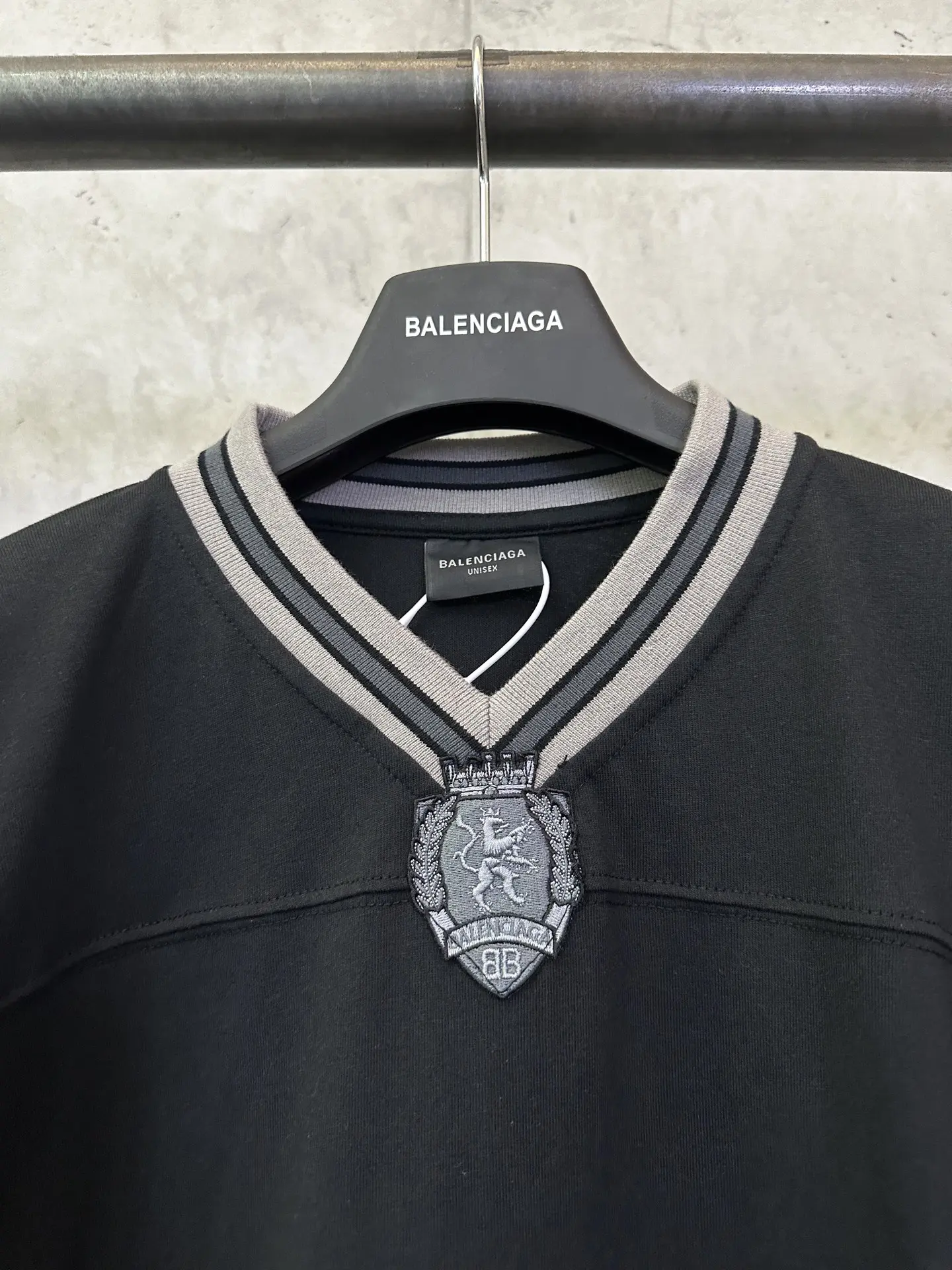 Football Series Embroidered V-Neck Jersey D24511912 — view 7