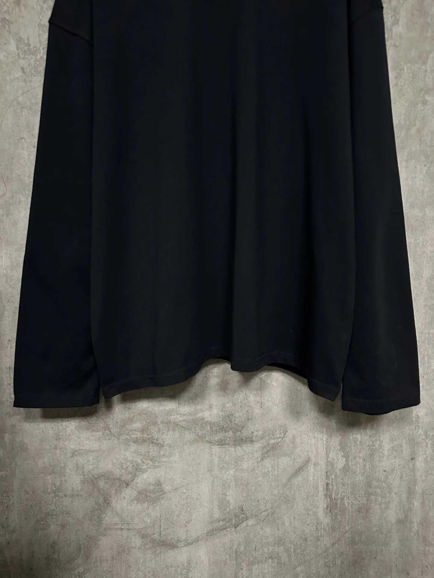 LV Logo Embossed Long-Sleeve T-Shirt D25015732 — view 4