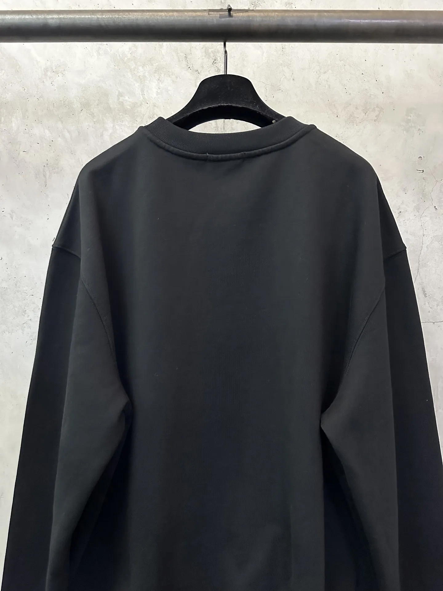 30 Montaigne Logo Crew-Neck Sweatshirt D26020160 — view 5