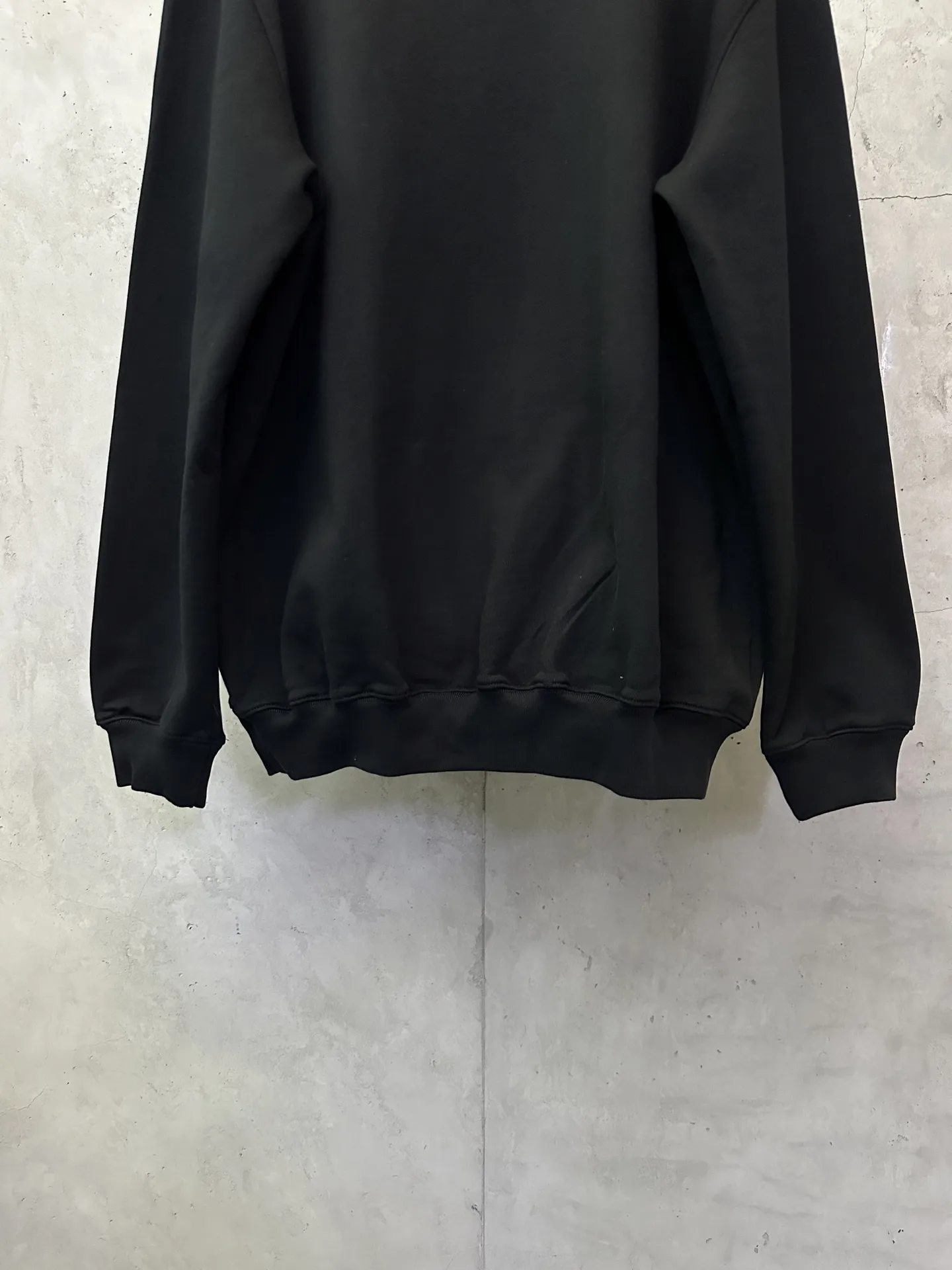 30 Montaigne Logo Crew-Neck Sweatshirt D26020160 — view 6