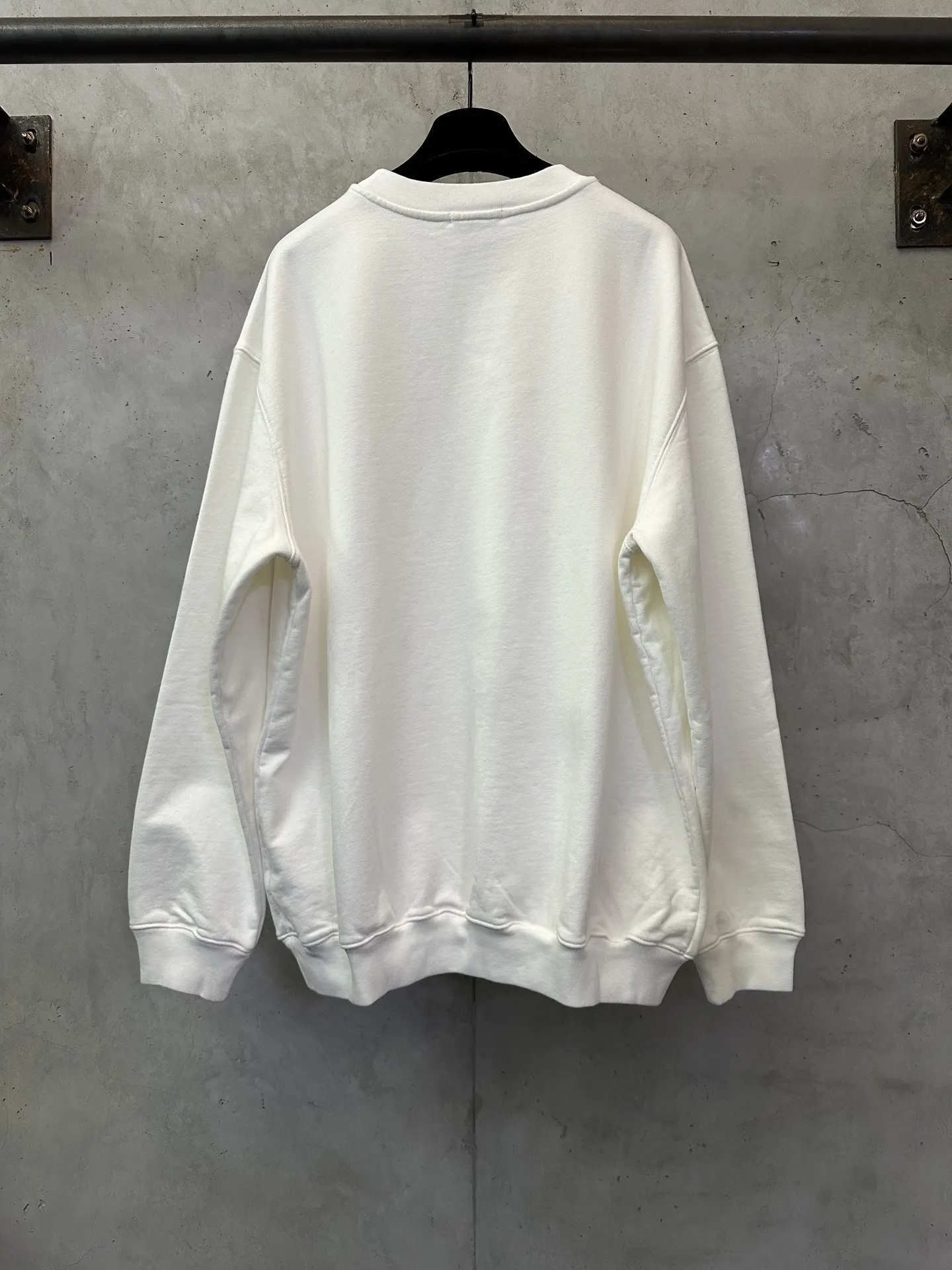 30 Montaigne Logo Crew-Neck Sweatshirt D26020162 — view 2