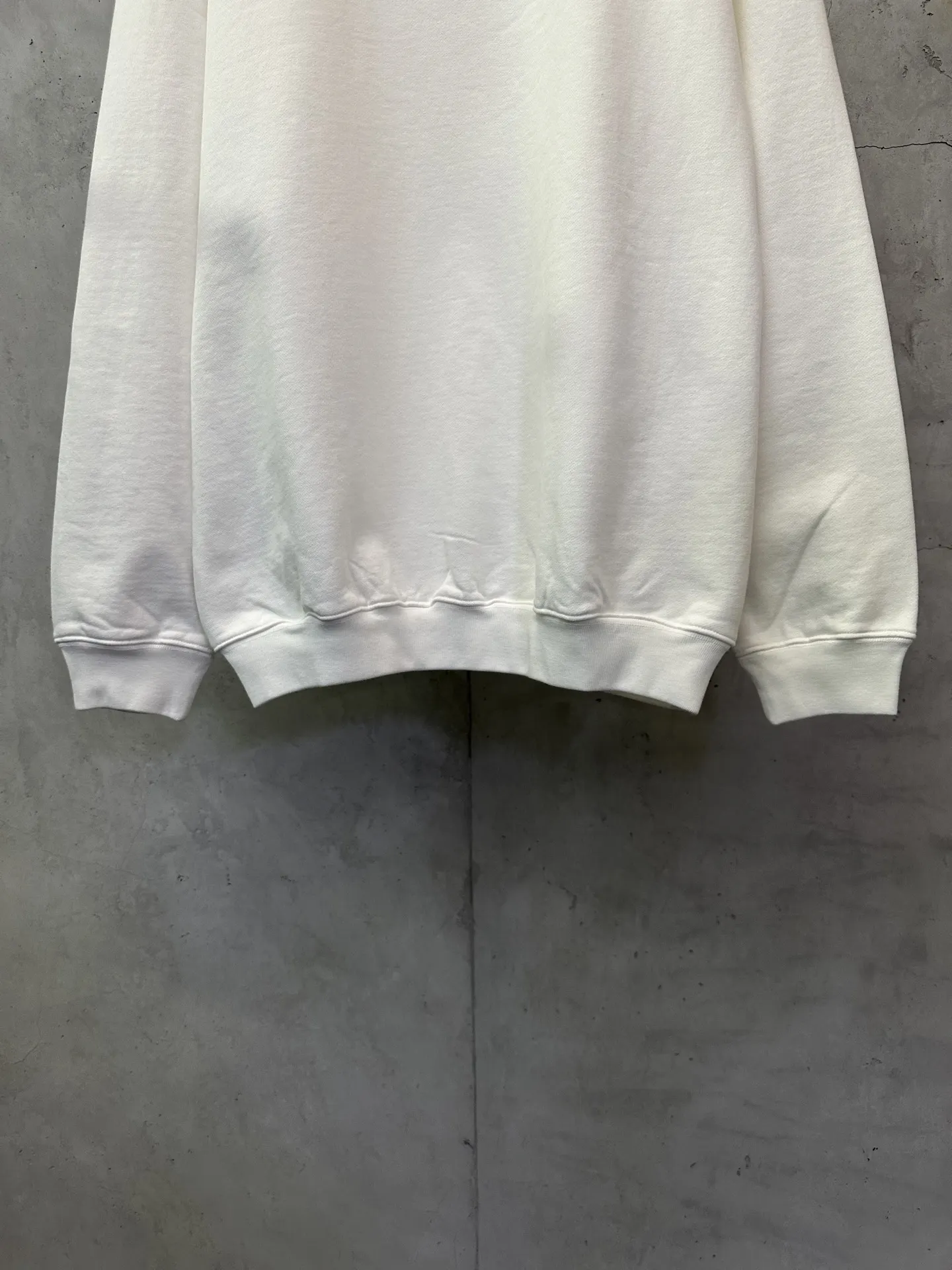 30 Montaigne Logo Crew-Neck Sweatshirt D26020162 — view 4