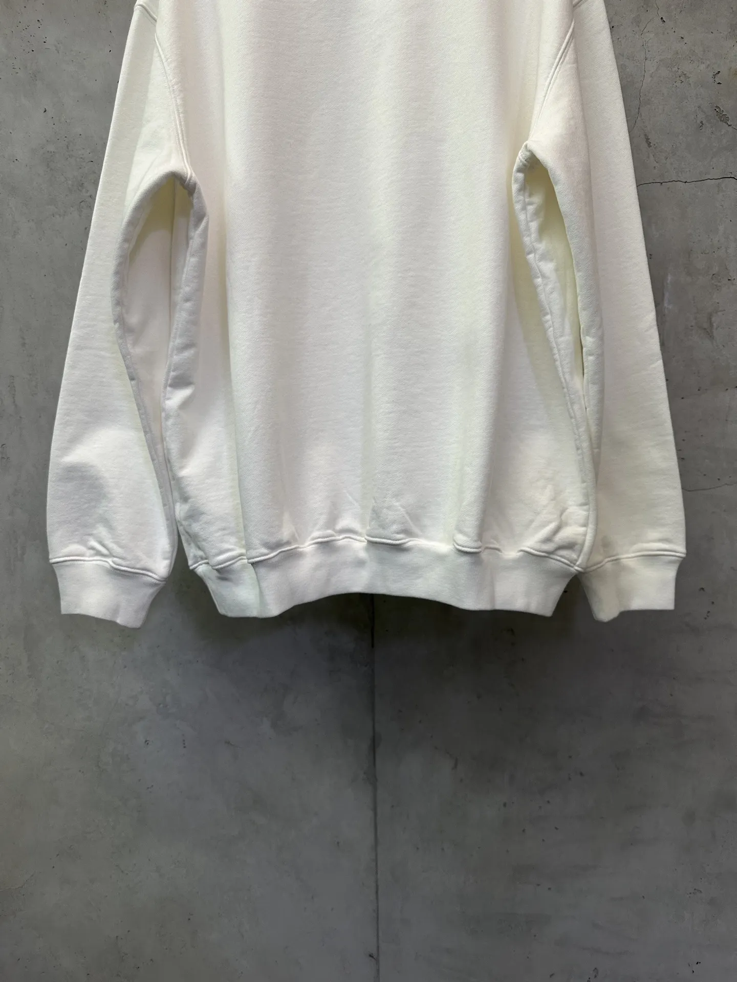 30 Montaigne Logo Crew-Neck Sweatshirt D26020162 — view 6