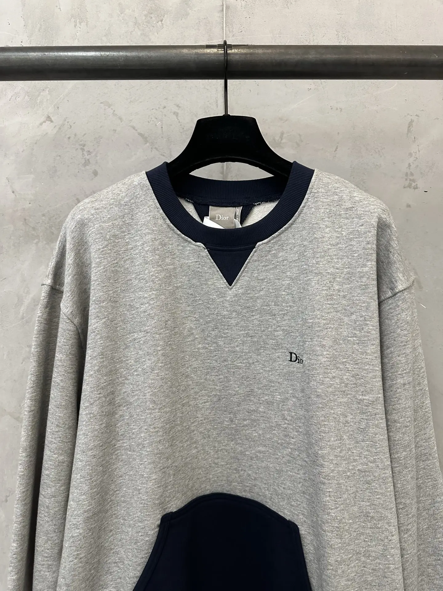 Logo Embroidery Color-Block Sweatshirt D26024445 — view 3