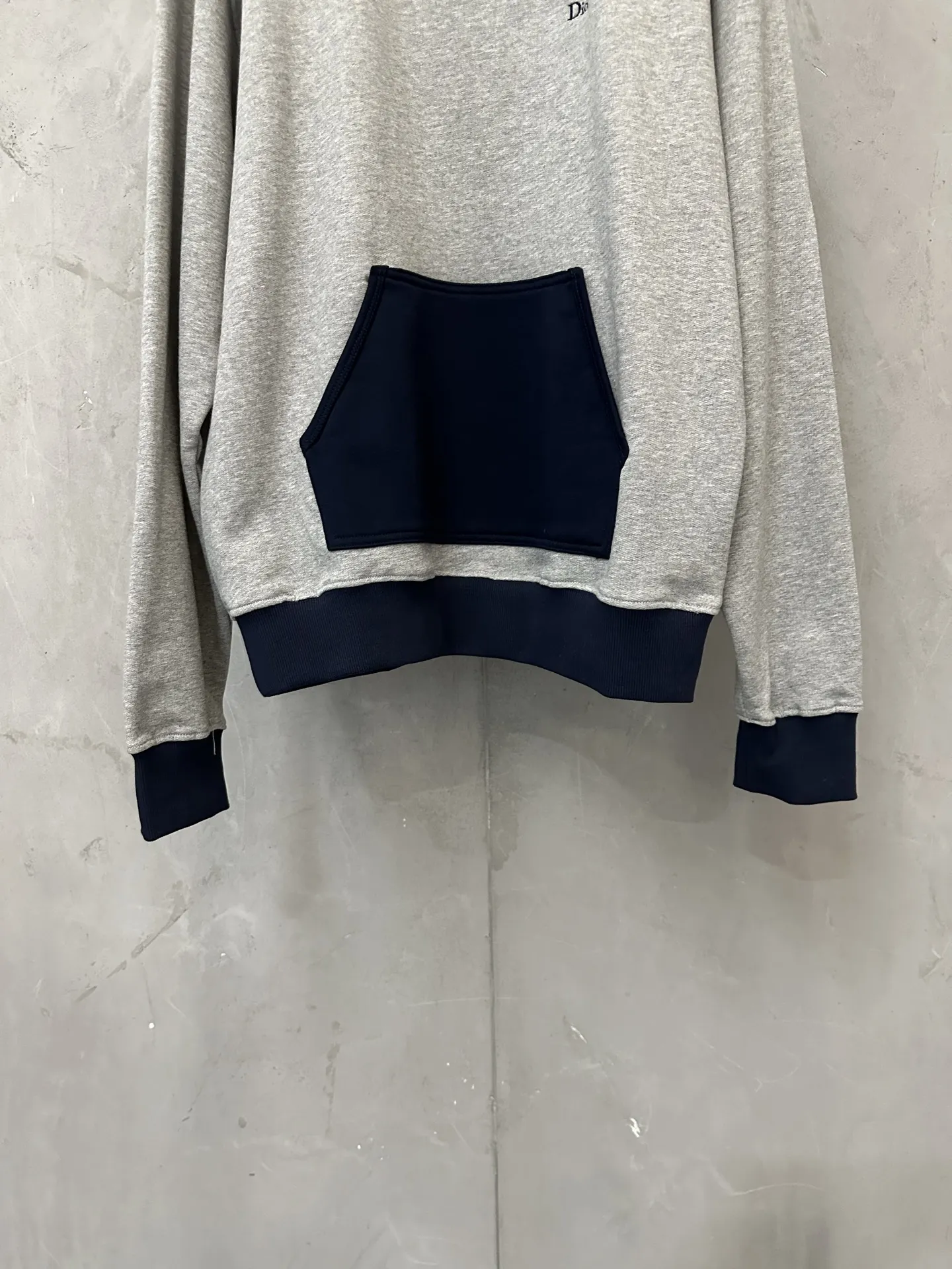 Logo Embroidery Color-Block Sweatshirt D26024445 — view 4