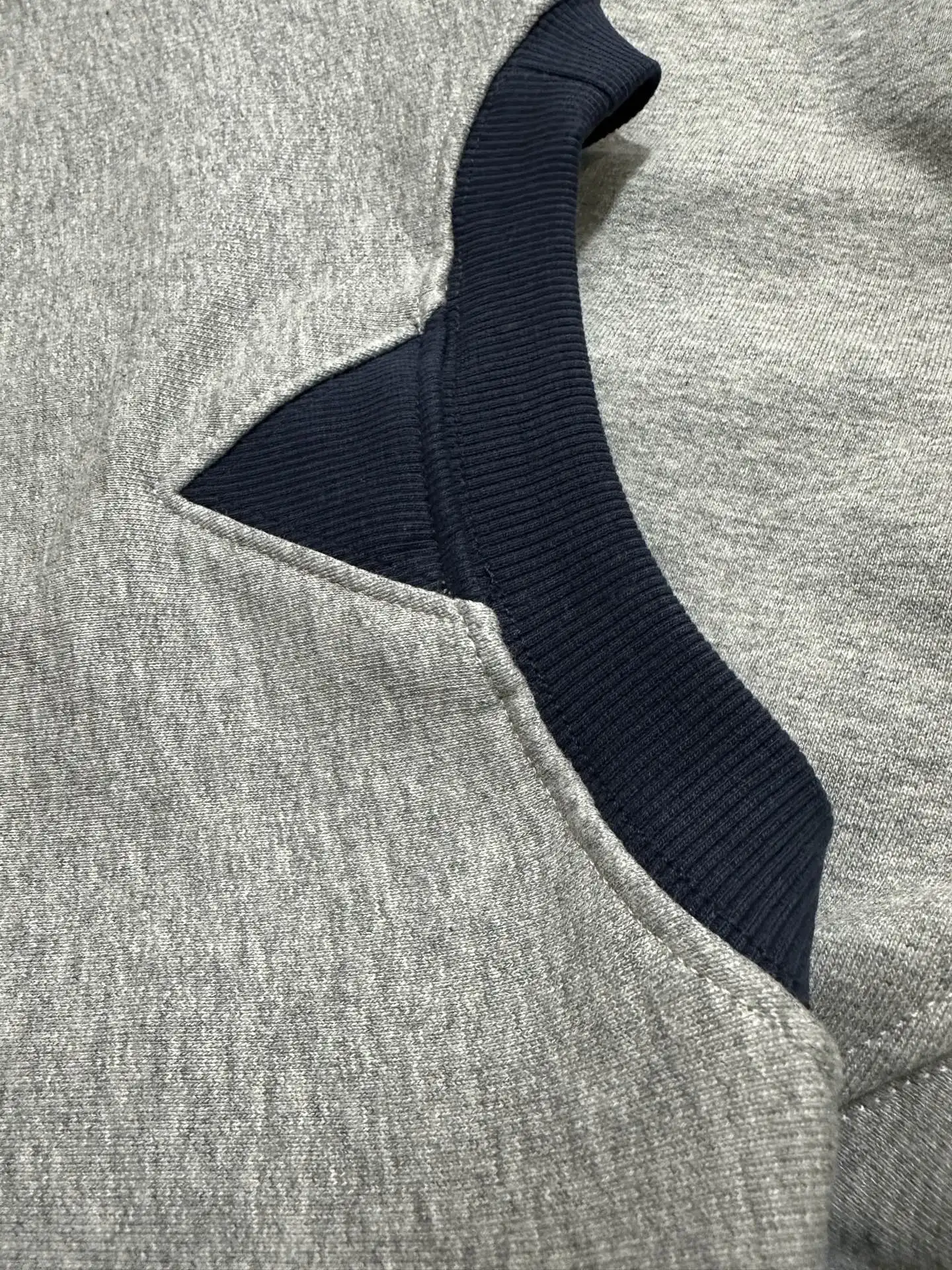 Logo Embroidery Color-Block Sweatshirt D26024445 — view 7