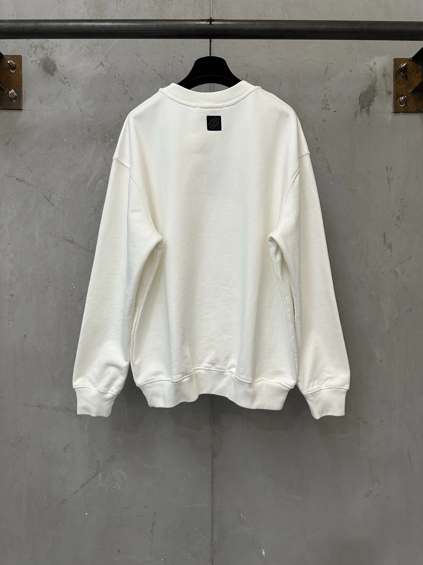 Embroidered Script Logo Crew-Neck Sweatshirt D26024434 — view 2