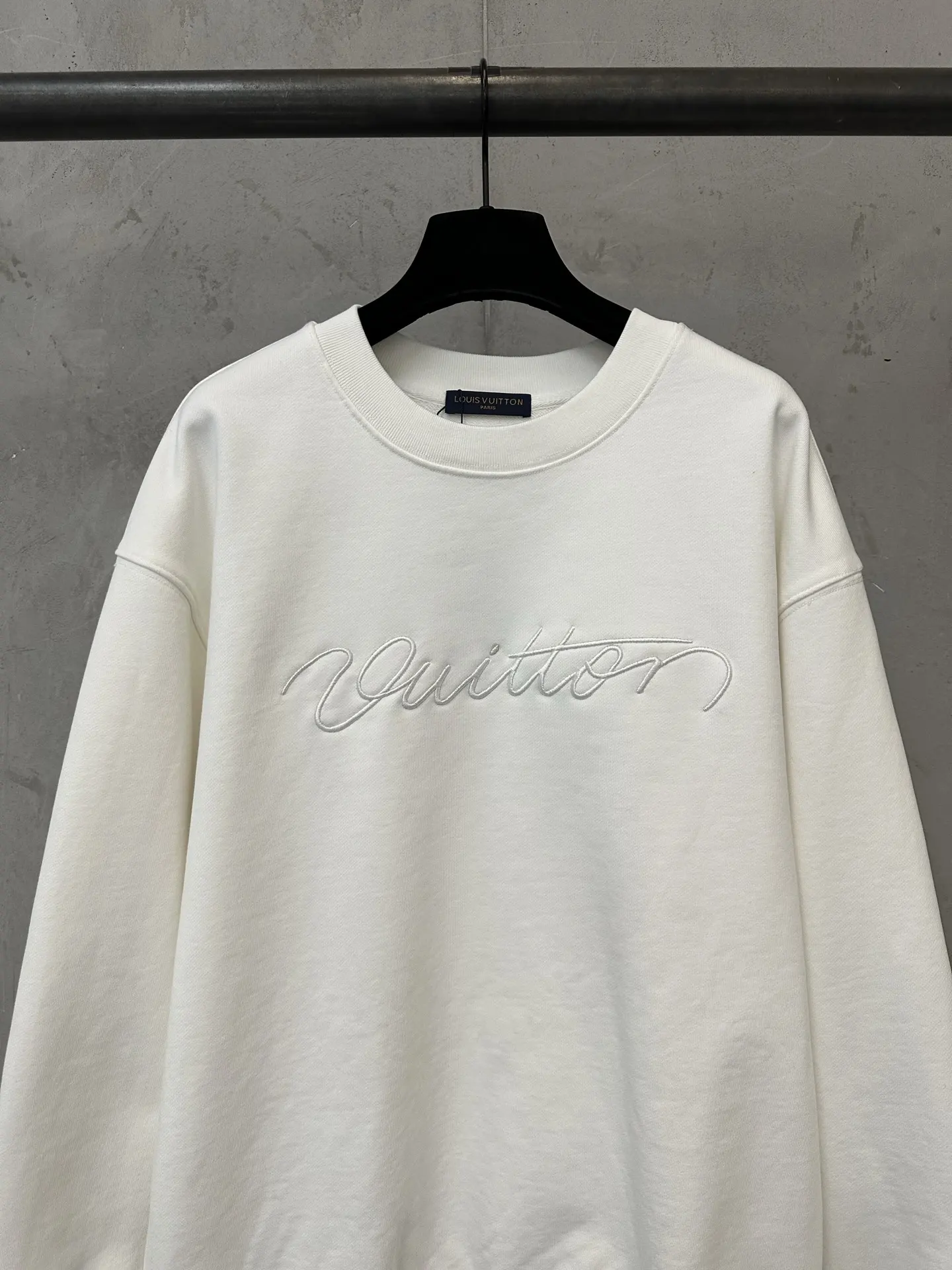 Embroidered Script Logo Crew-Neck Sweatshirt D26024434 — view 3