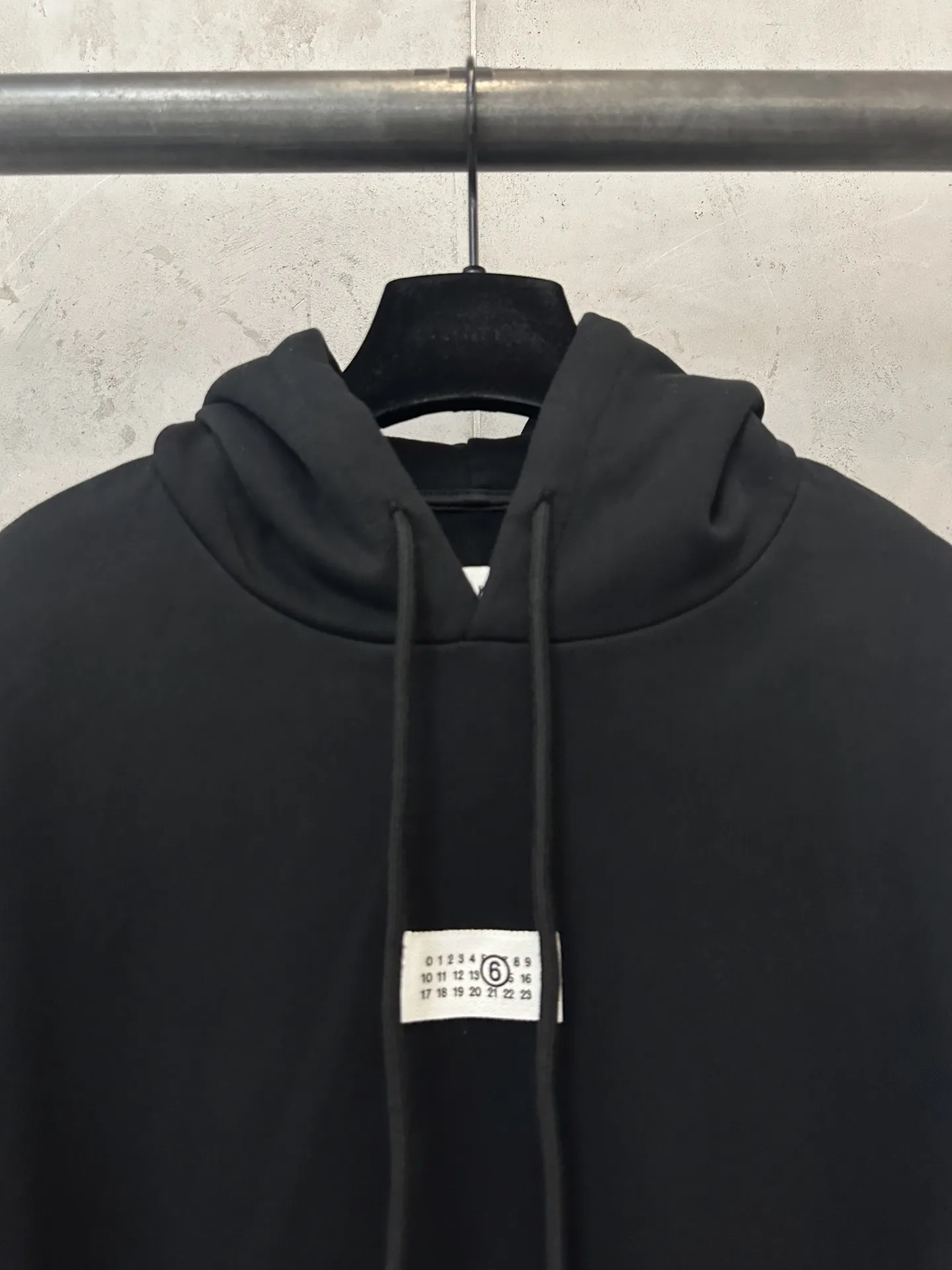 MM6 Logo Patch Distressed Hem Hoodie D27021816 — view 5