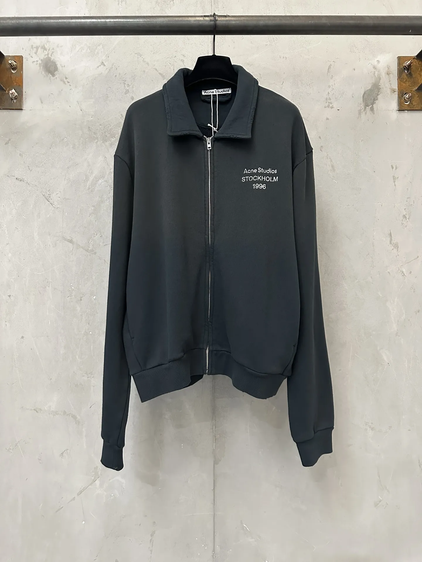 Logo-Embroidered Distressed Zip-Up Sweatshirt D28025011