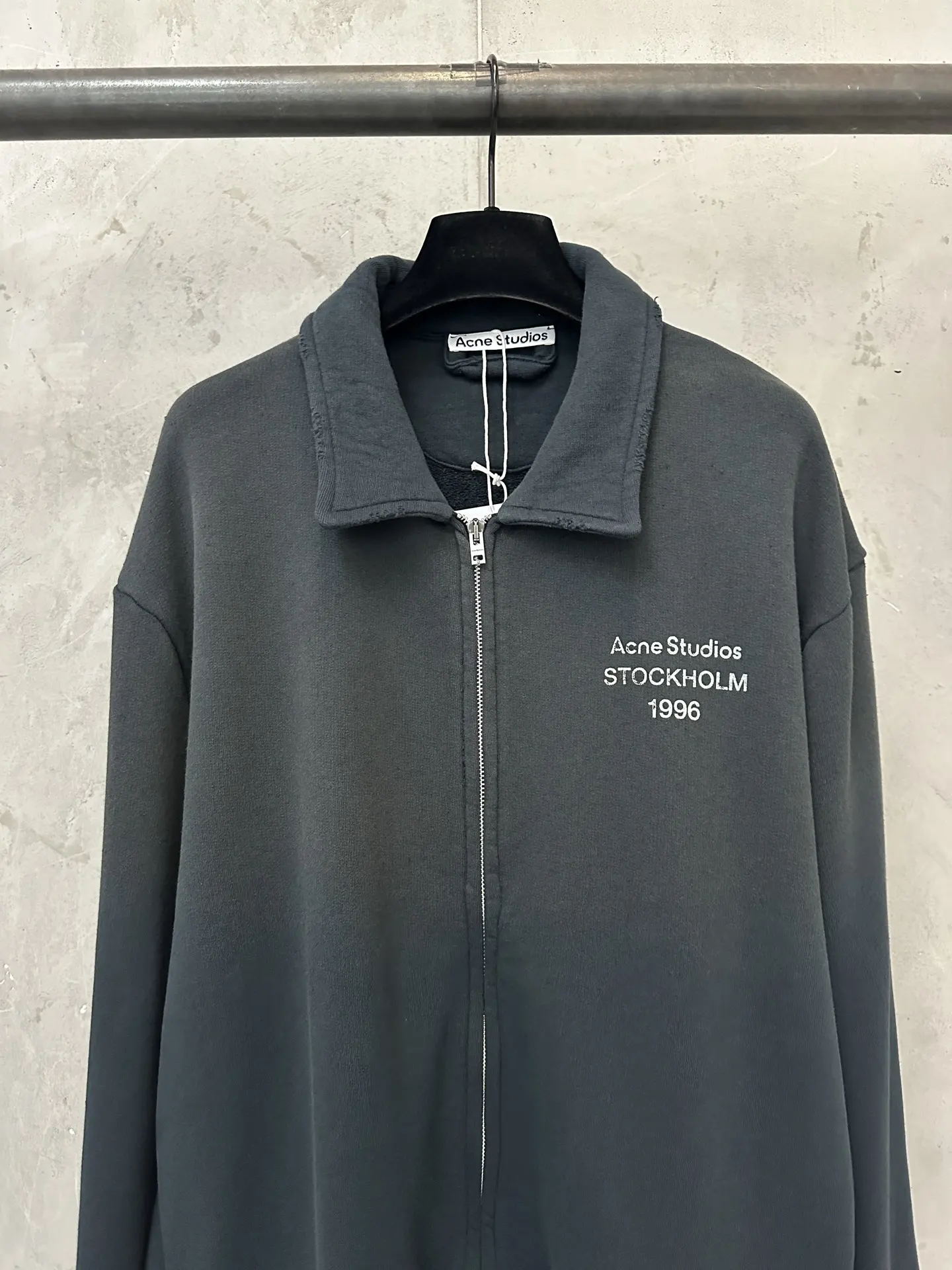 Logo-Embroidered Distressed Zip-Up Sweatshirt D28025011 — view 3