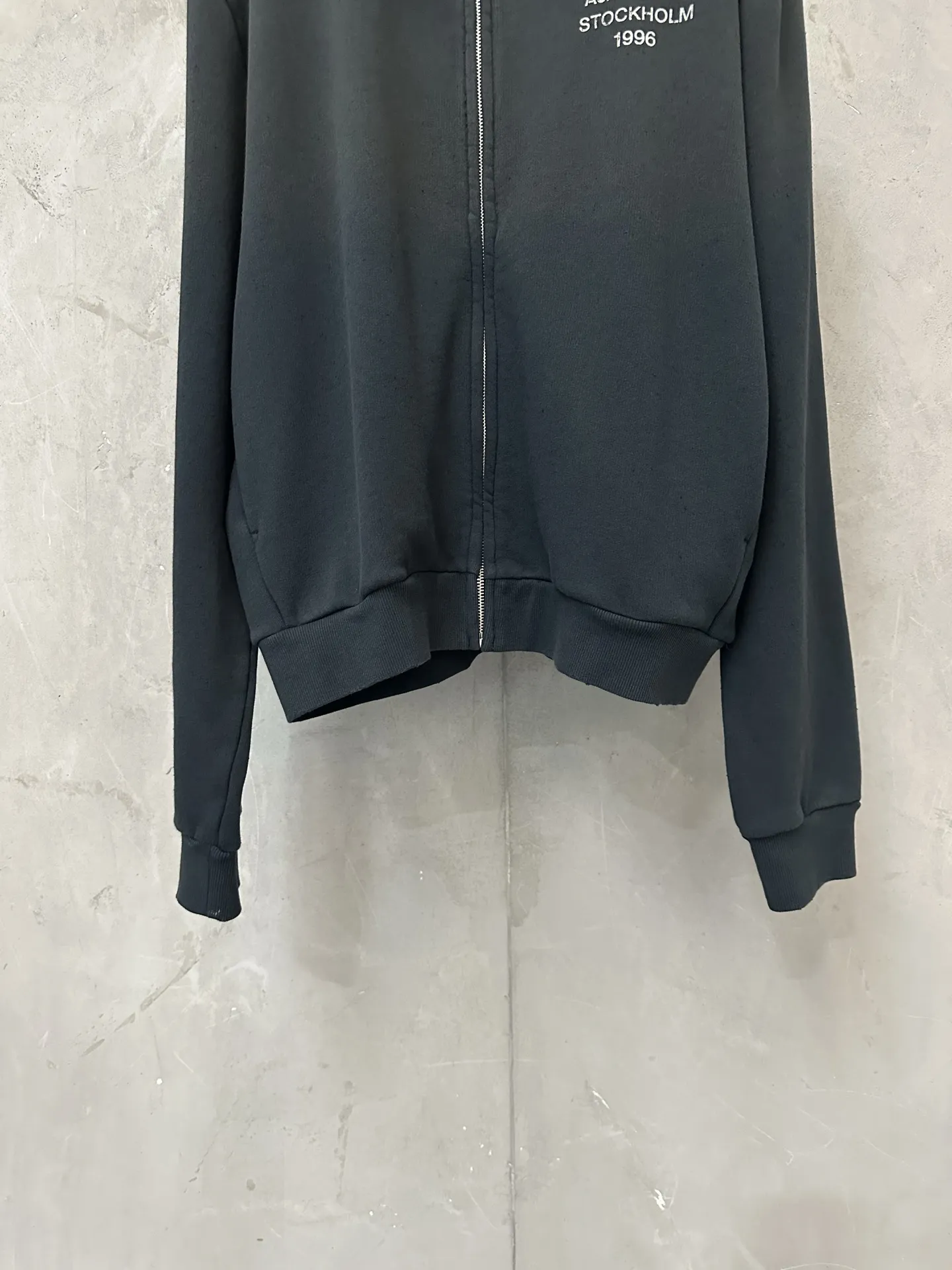 Logo-Embroidered Distressed Zip-Up Sweatshirt D28025011 — view 4