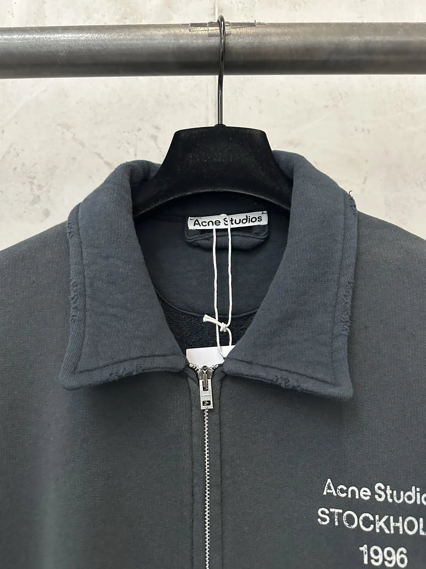 Logo-Embroidered Distressed Zip-Up Sweatshirt D28025011 — view 5