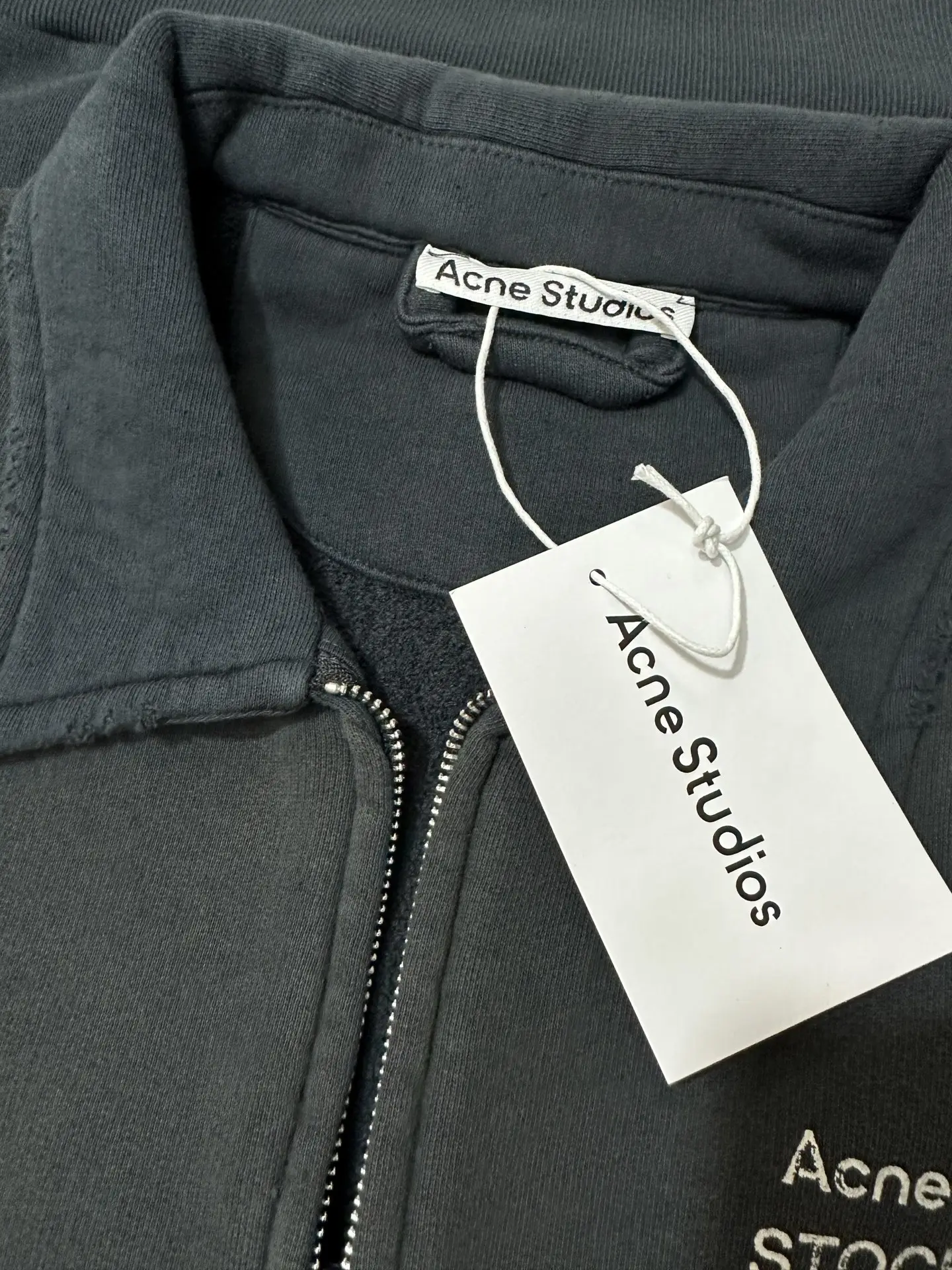 Logo-Embroidered Distressed Zip-Up Sweatshirt D28025011 — view 6