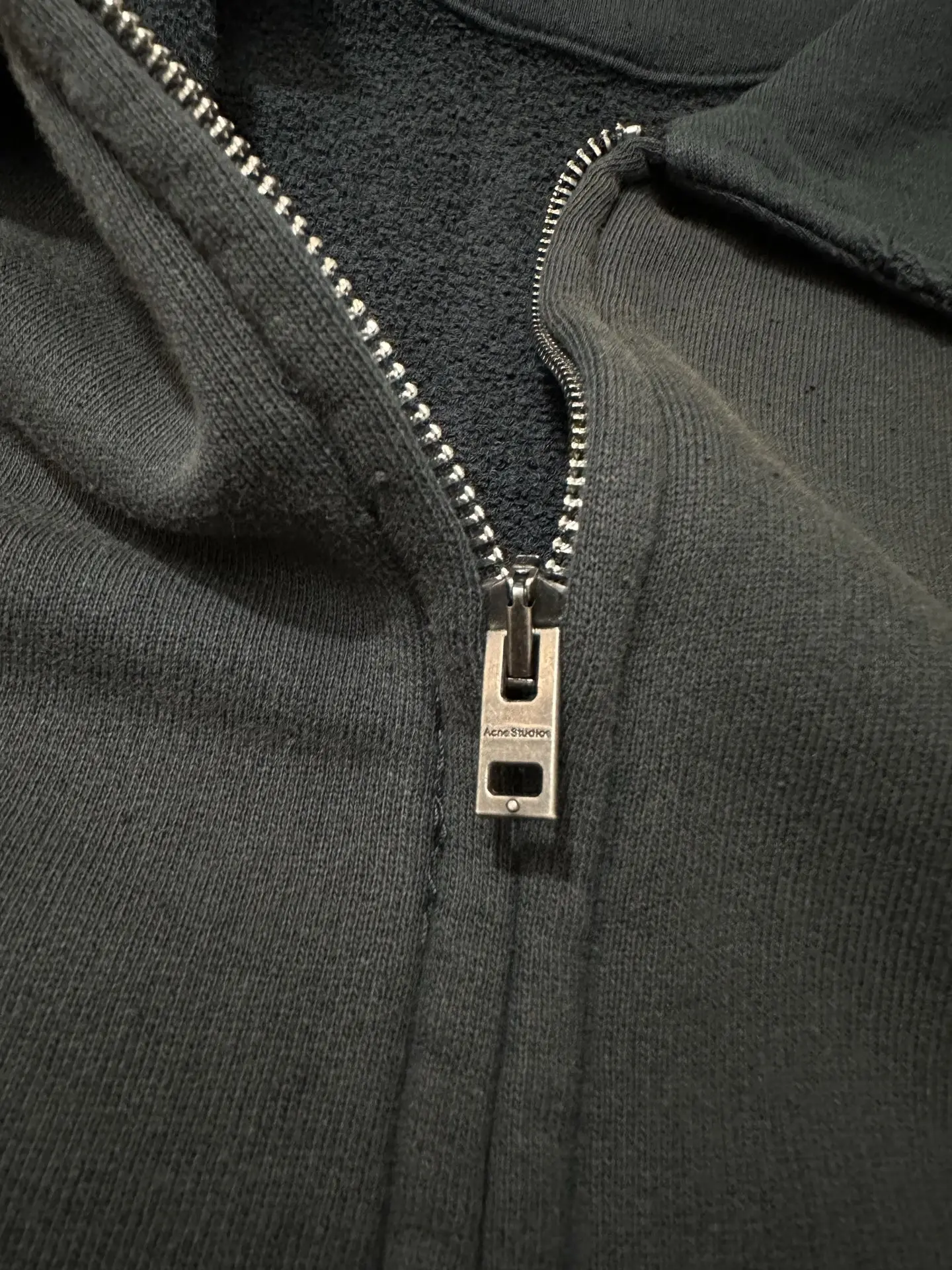 Logo-Embroidered Distressed Zip-Up Sweatshirt D28025011 — view 7
