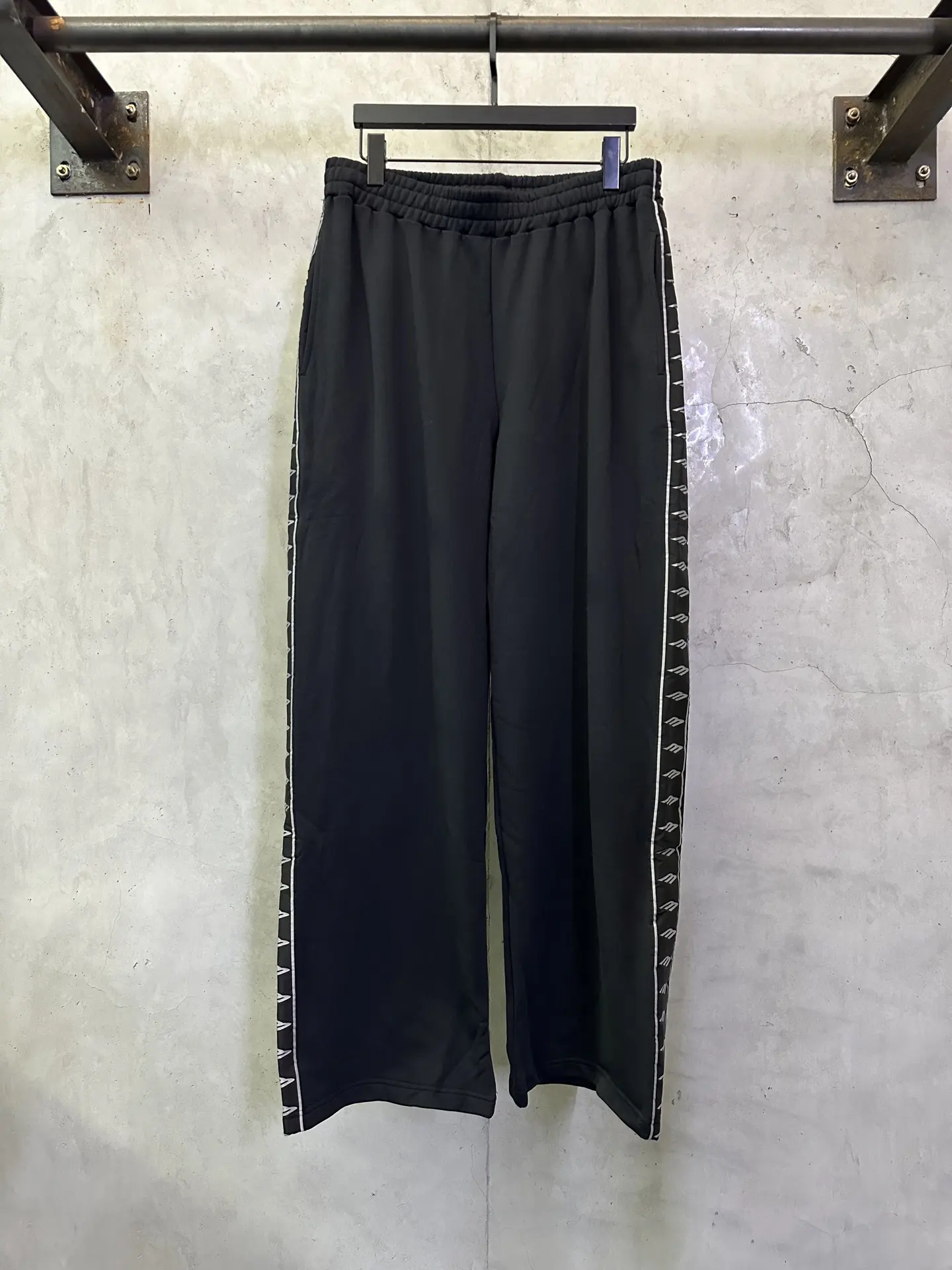 Logo-Tape Wide-Leg Sweatpants D28011903