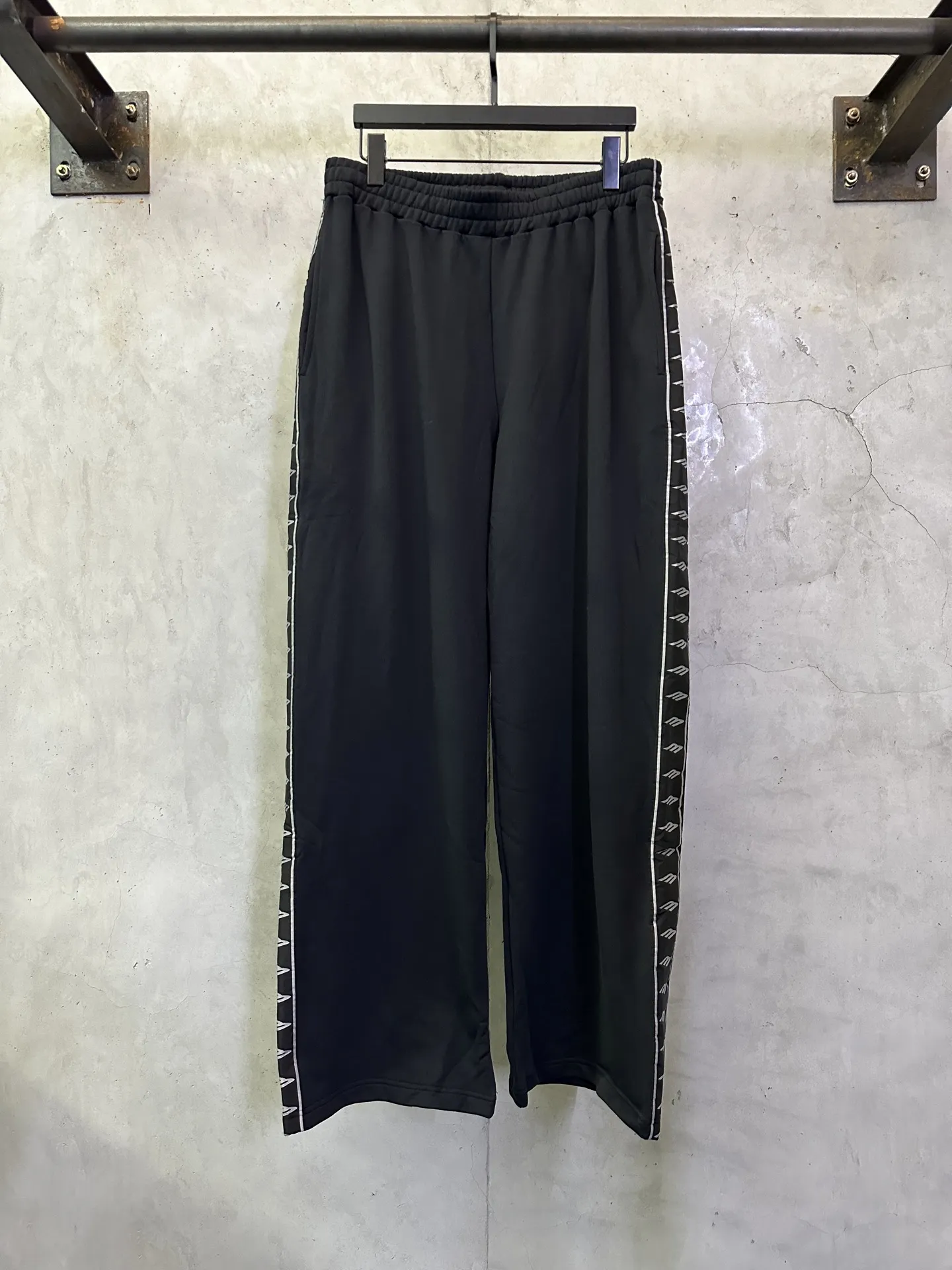 Logo-Tape Wide-Leg Sweatpants D28011903