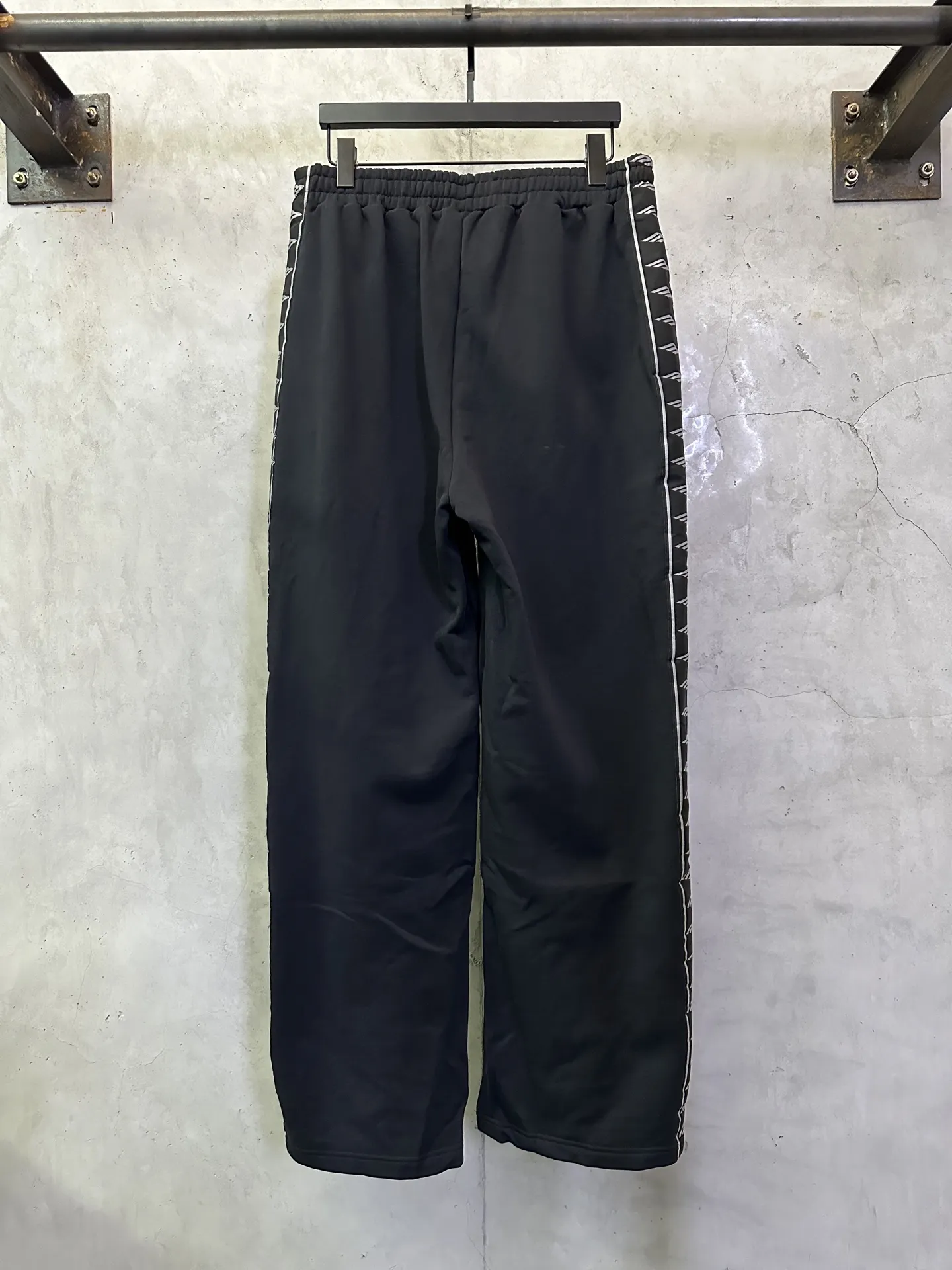 Logo-Tape Wide-Leg Sweatpants D28011903 — view 2