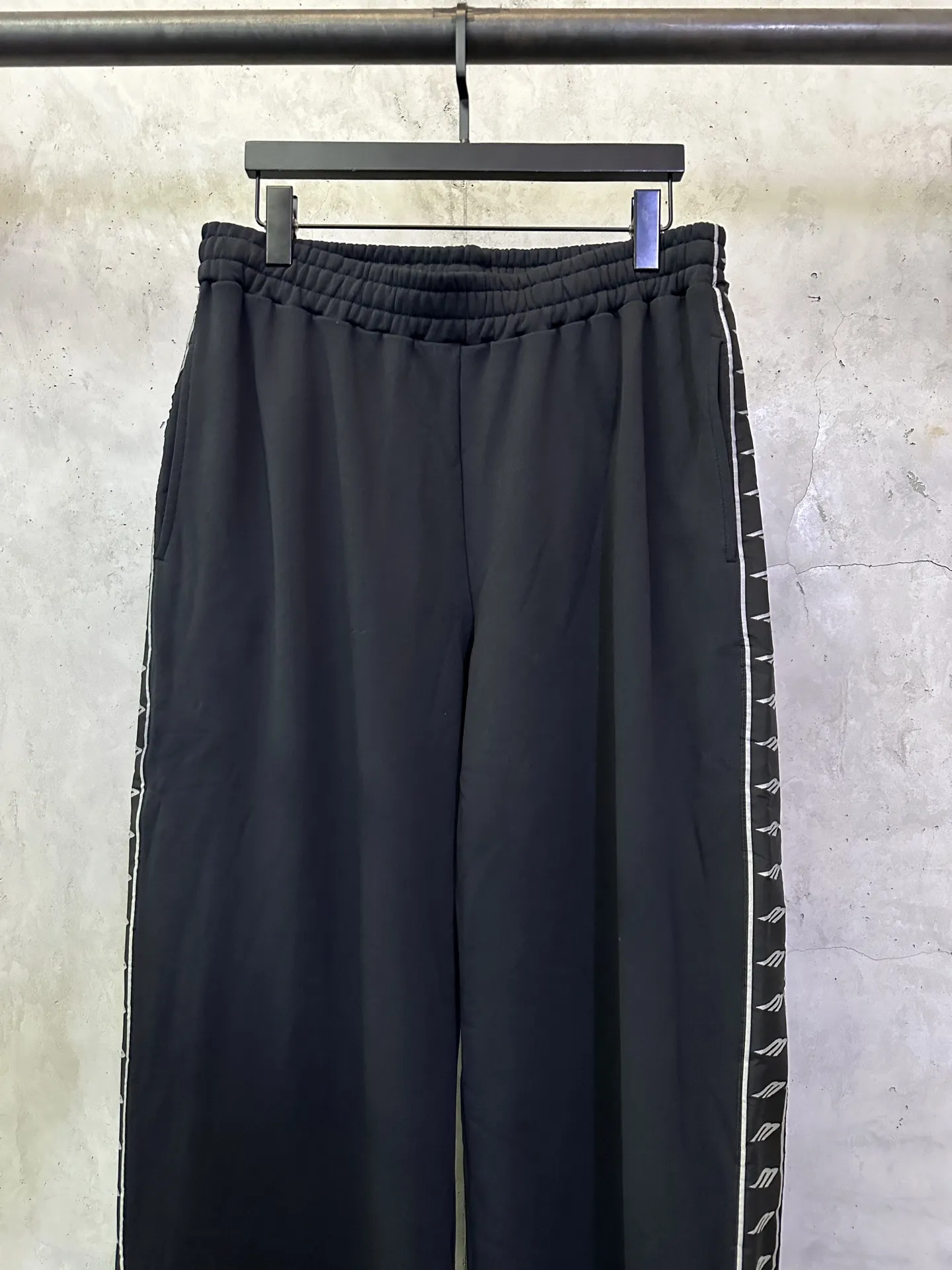 Logo-Tape Wide-Leg Sweatpants D28011903 — view 3