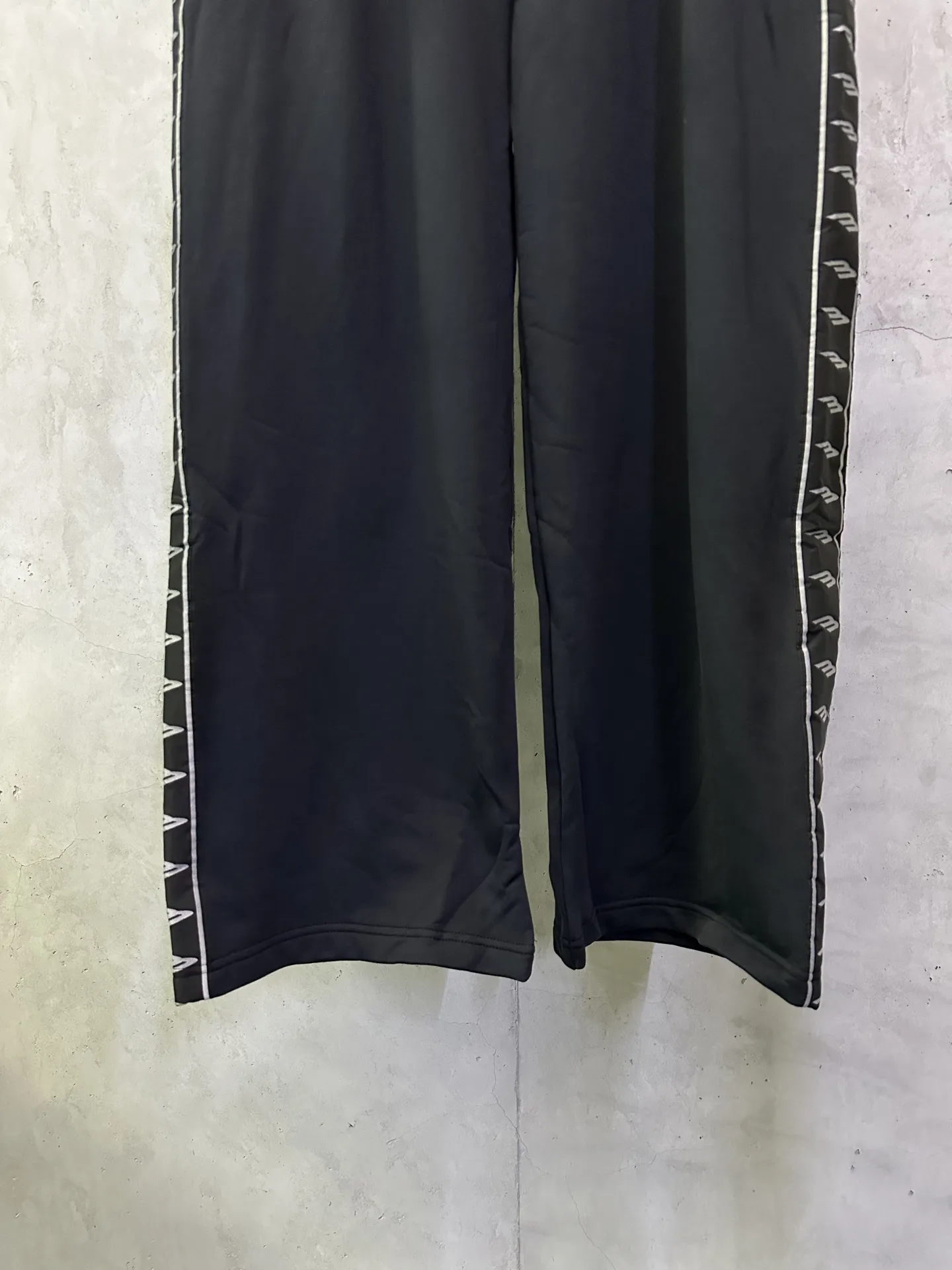 Logo-Tape Wide-Leg Sweatpants D28011903 — view 4