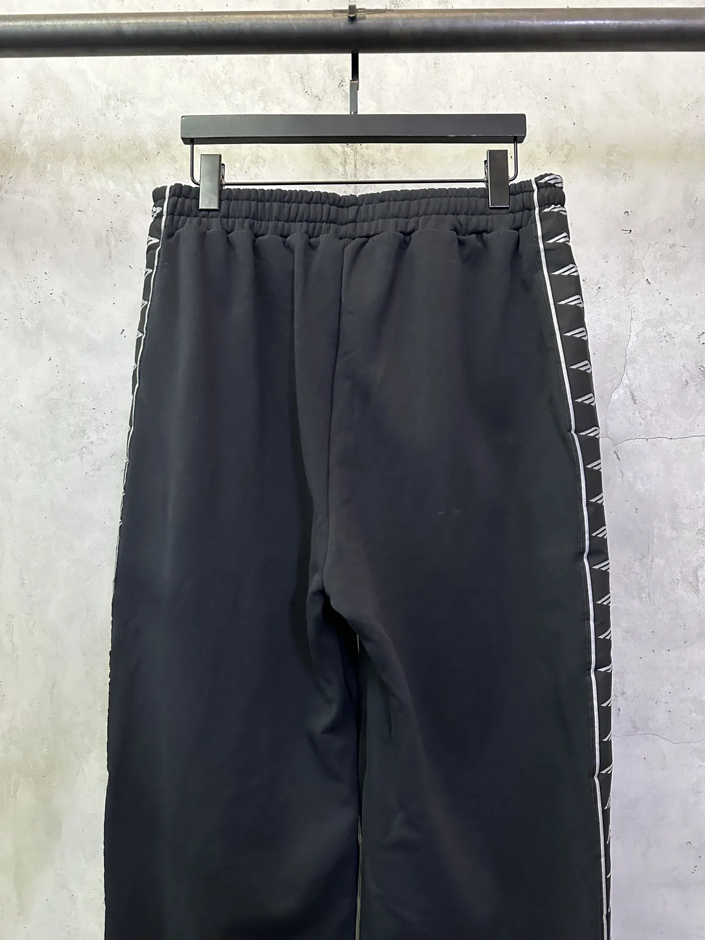 Logo-Tape Wide-Leg Sweatpants D28011903 — view 5
