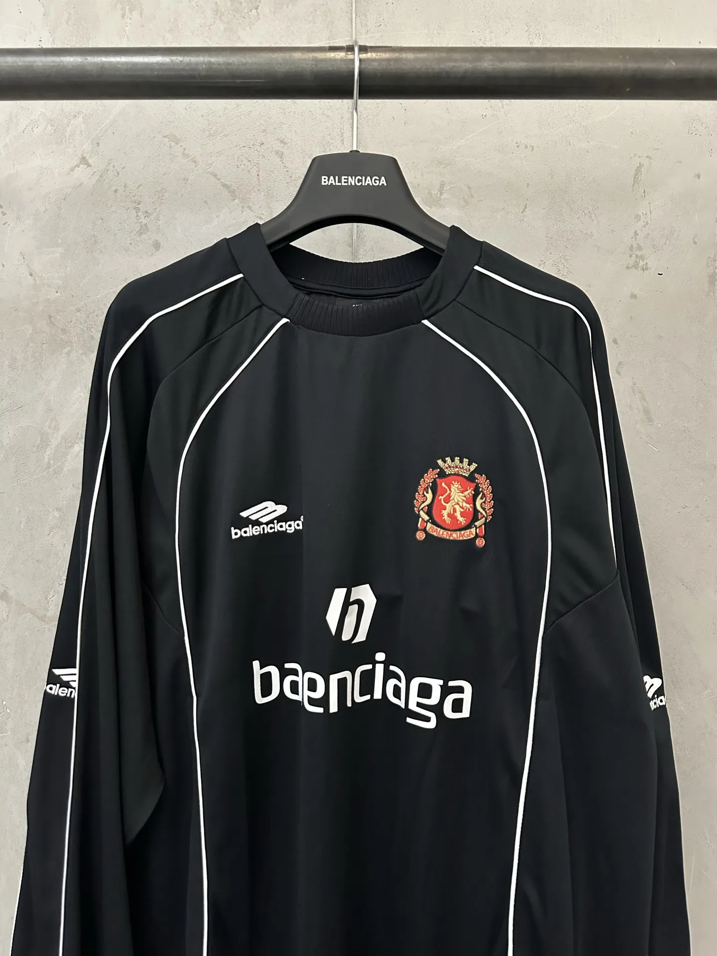 Logo-Embroidered Long-Sleeve Soccer Jersey D28020142 — view 3