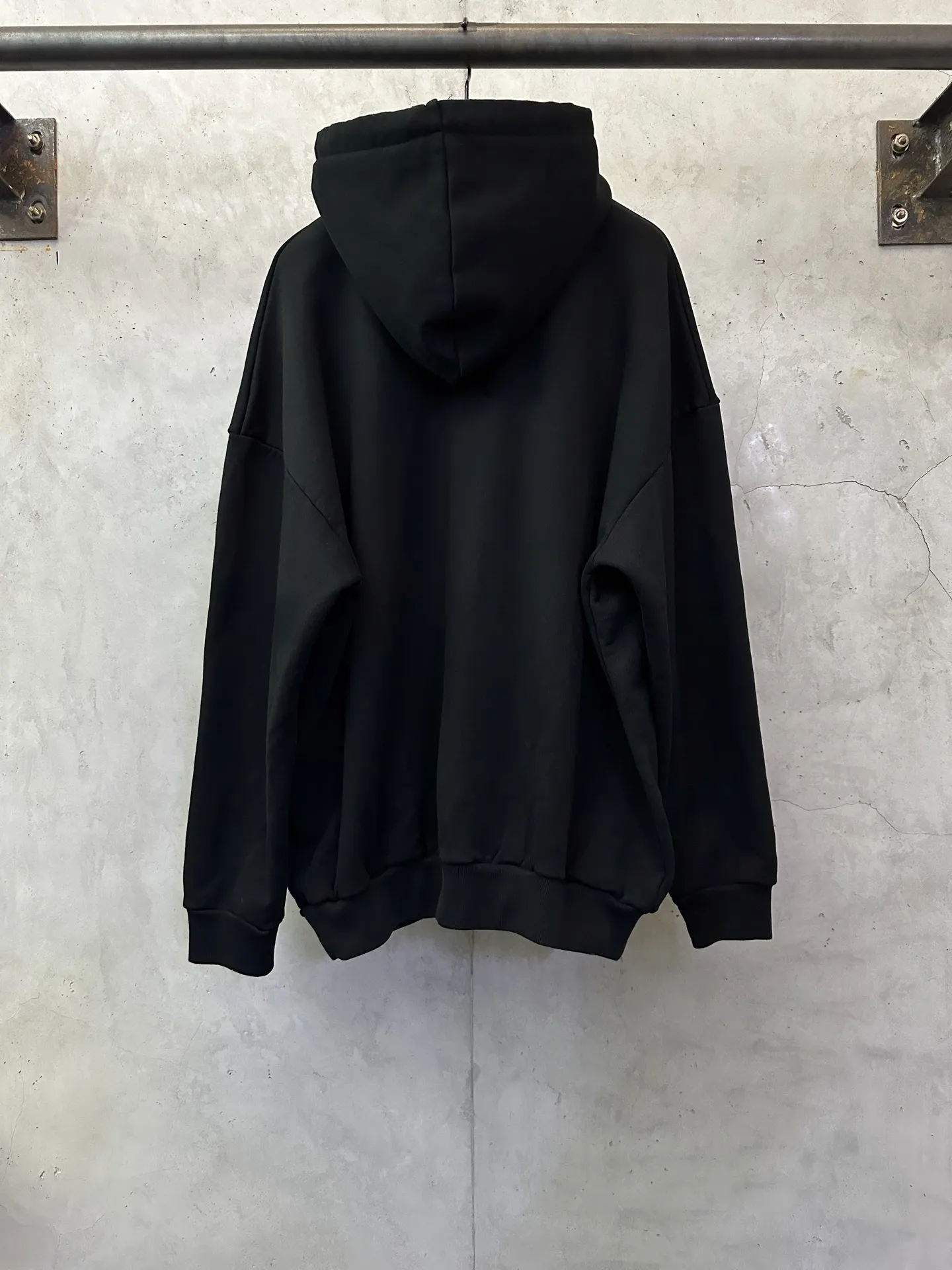 Logo-Flocked Heavyweight Cotton Hoodie D28020159 — view 2