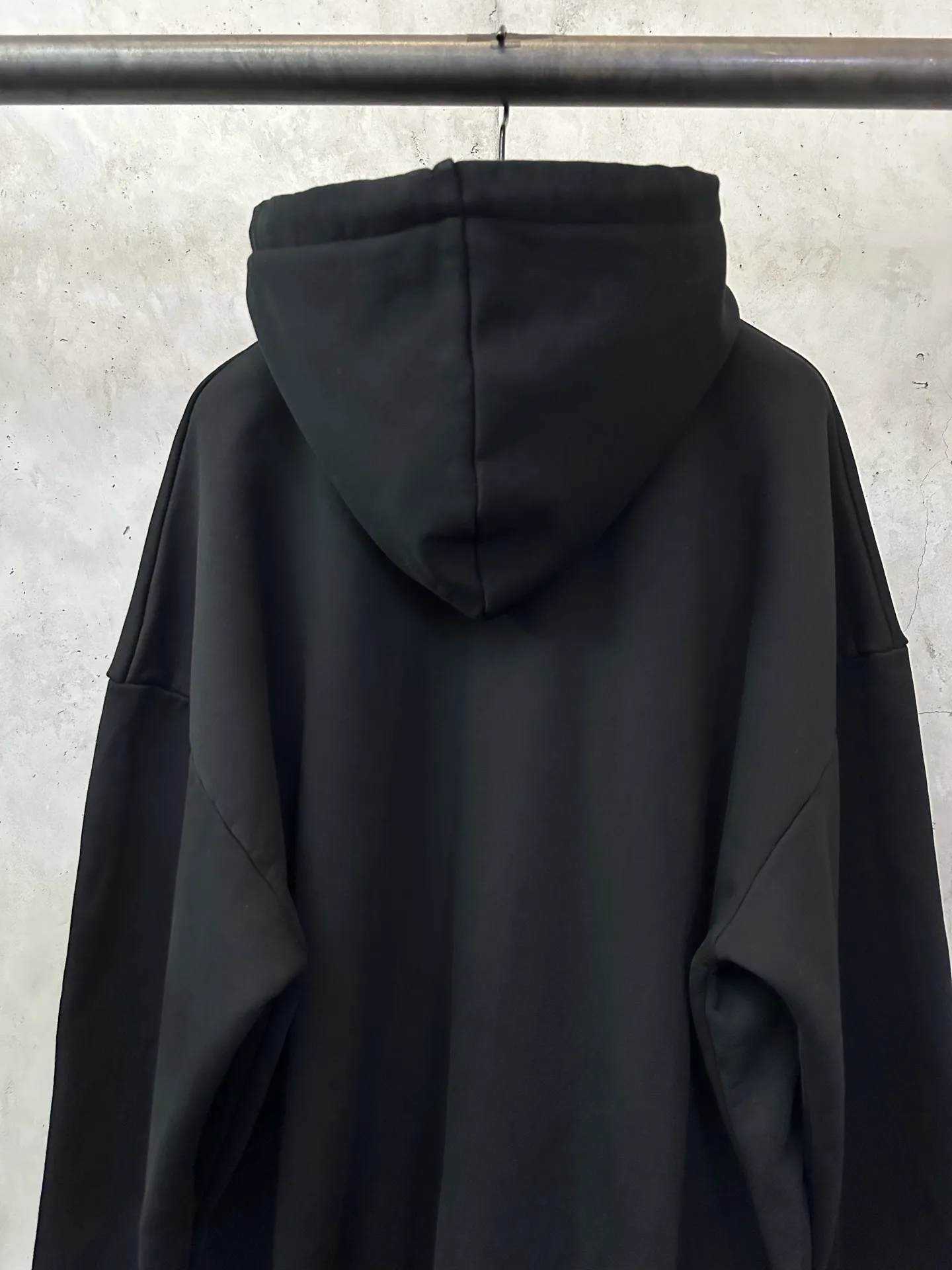 Logo-Flocked Heavyweight Cotton Hoodie D28020159 — view 5