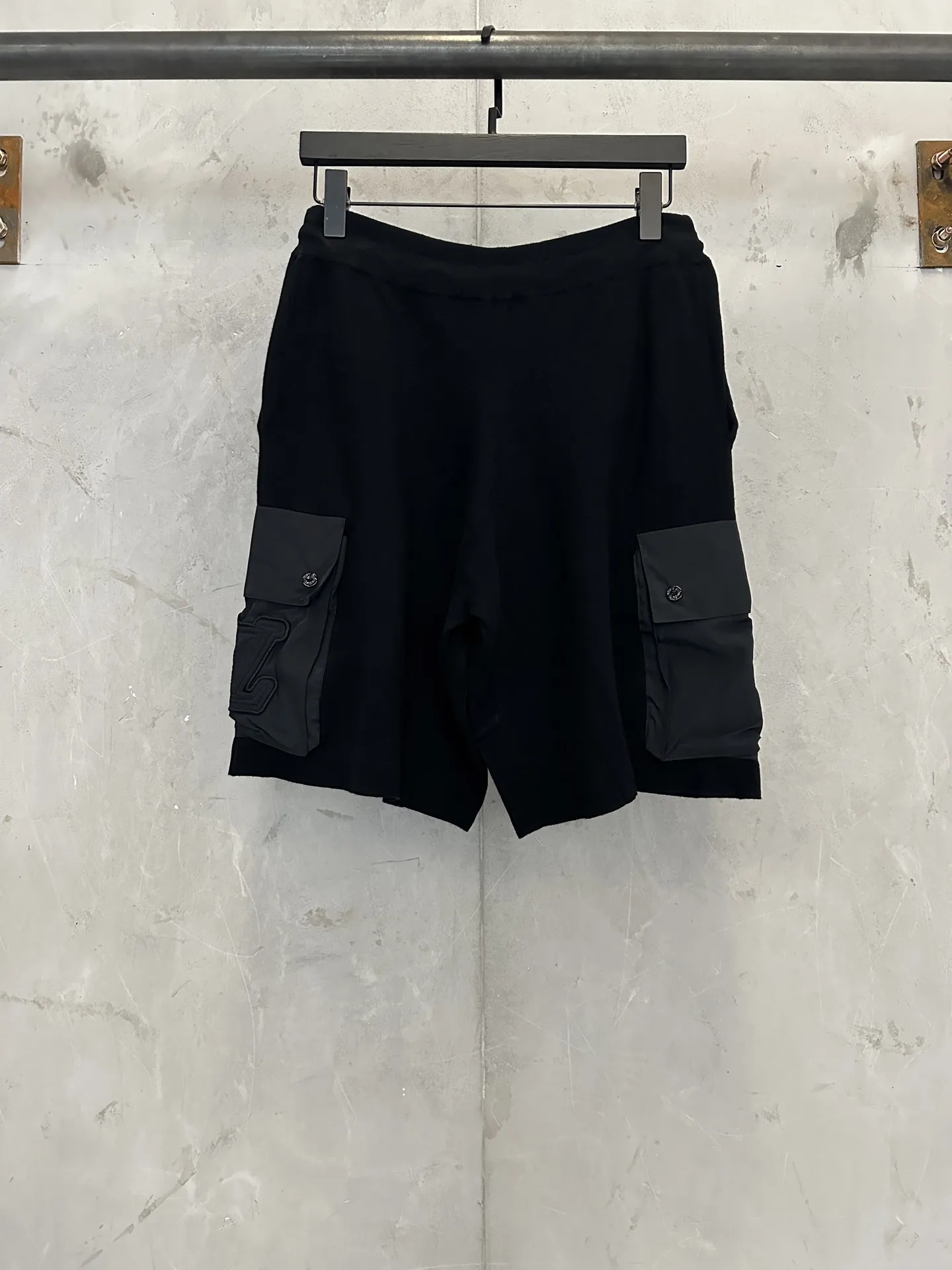 Logo-Patch Cotton-Blend Cargo Shorts D28512300 — view 2