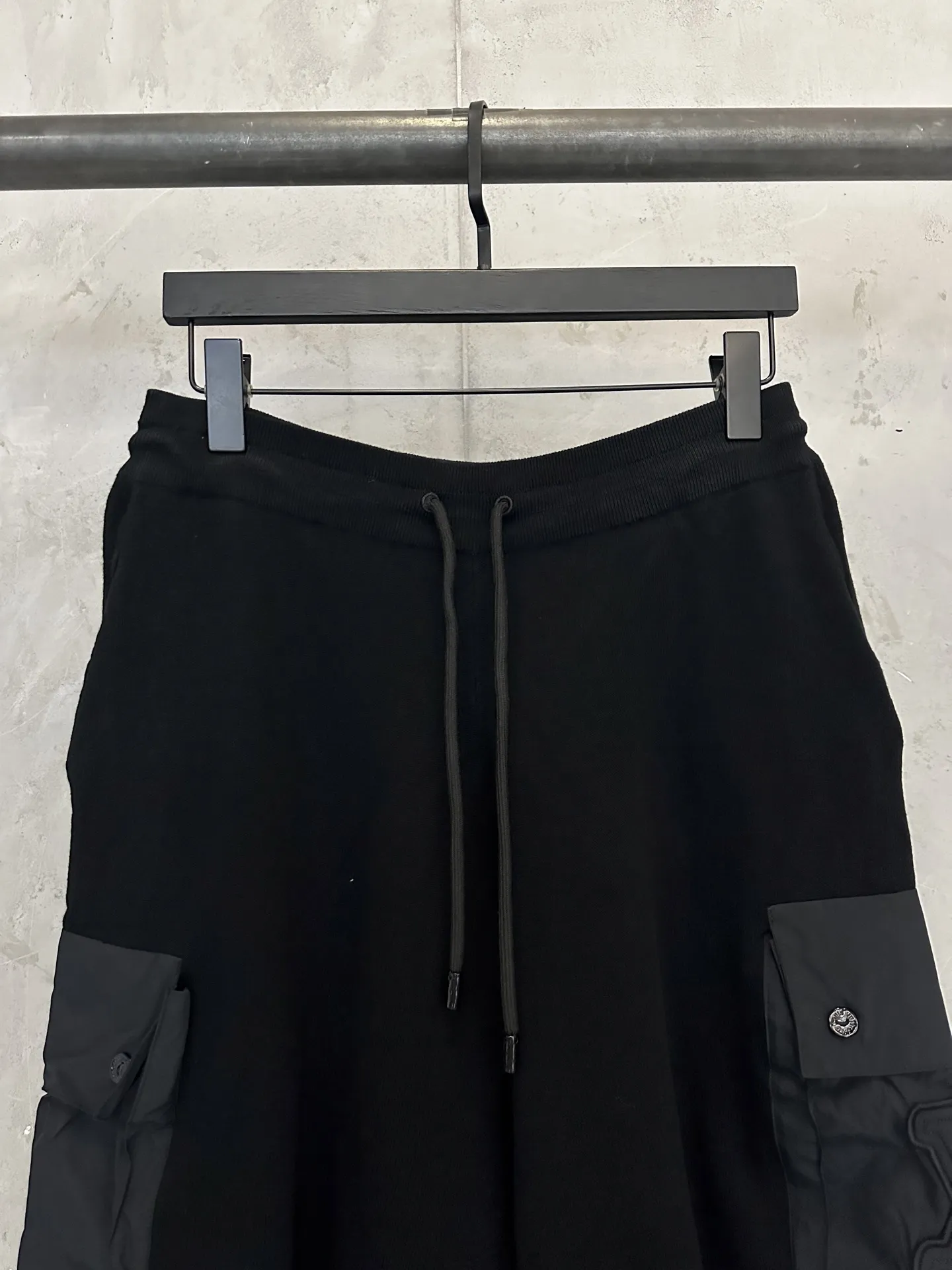 Logo-Patch Cotton-Blend Cargo Shorts D28512300 — view 3
