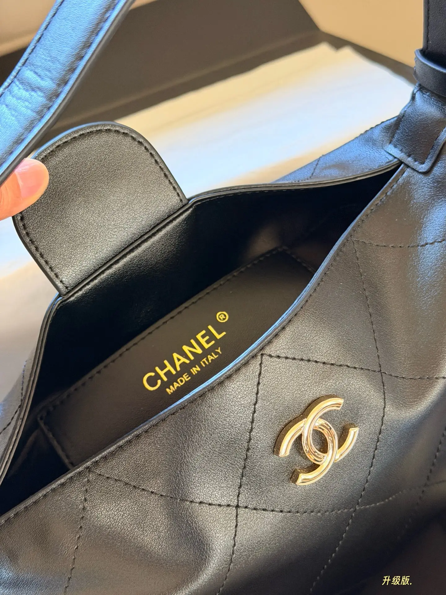 Chanel Hobo Shoulder Bag D28518312 — view 8