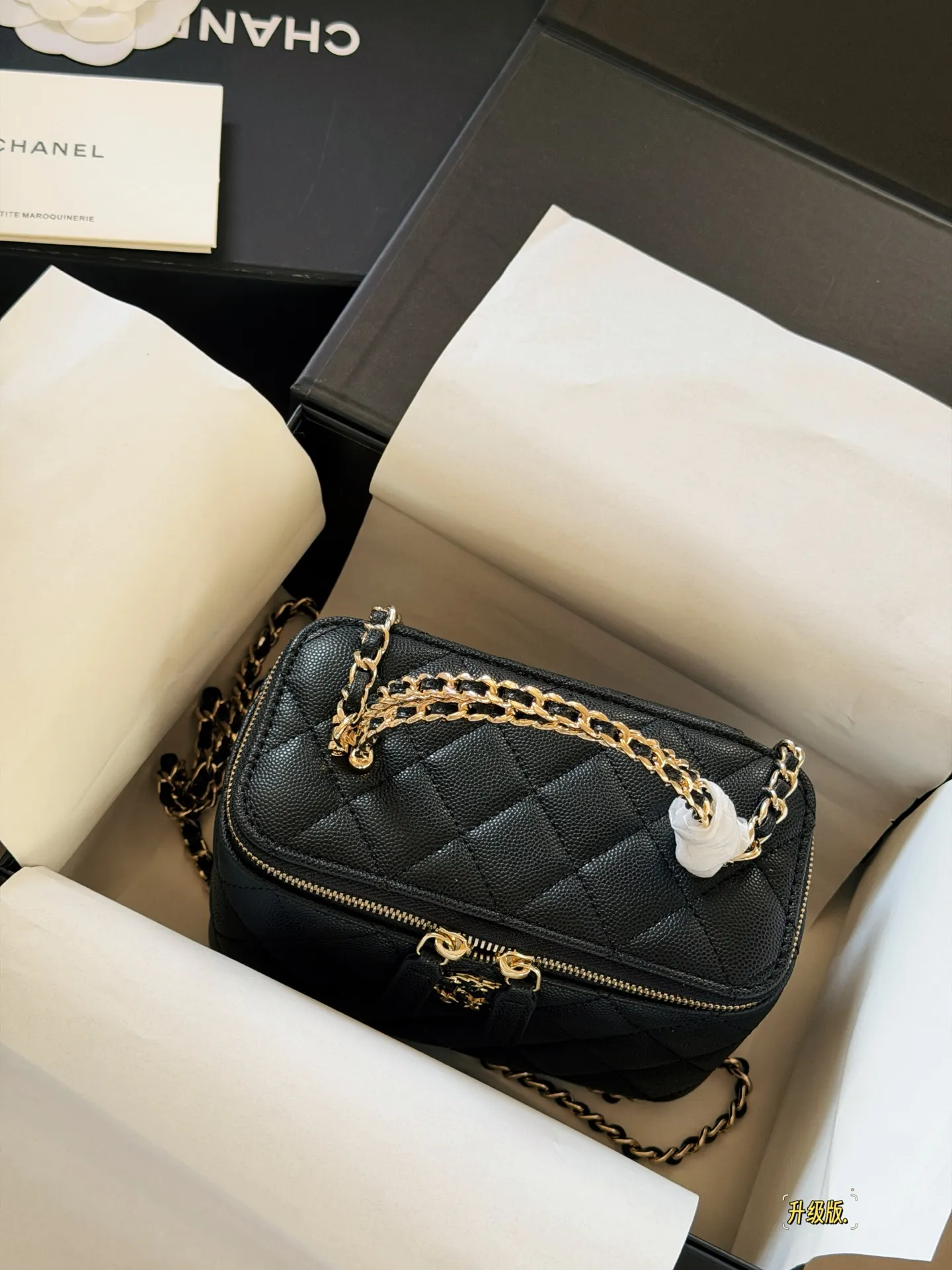 Quilted Vanity Case with Chain Strap D28518168 — view 4