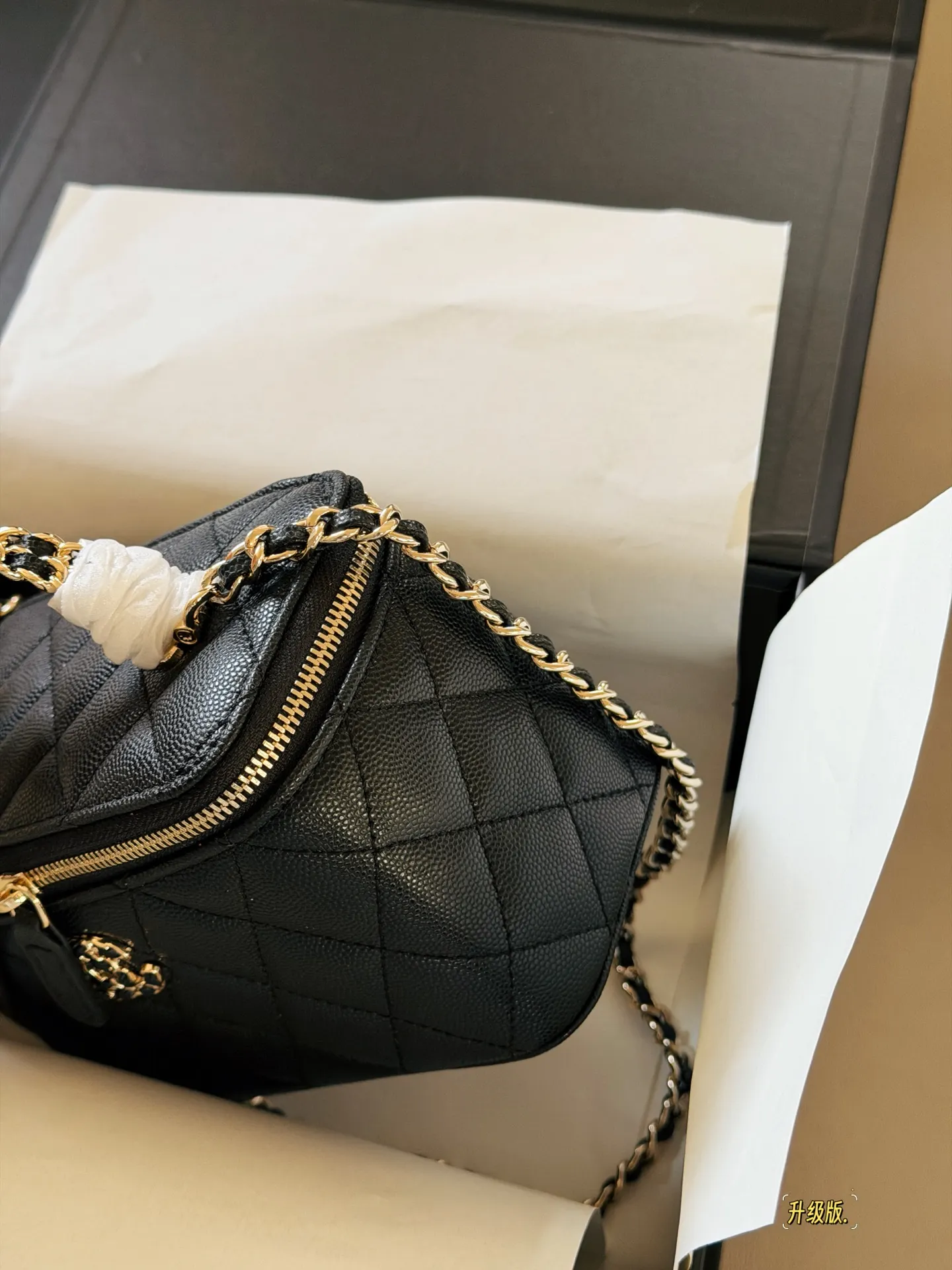 Quilted Vanity Case with Chain Strap D28518168 — view 5