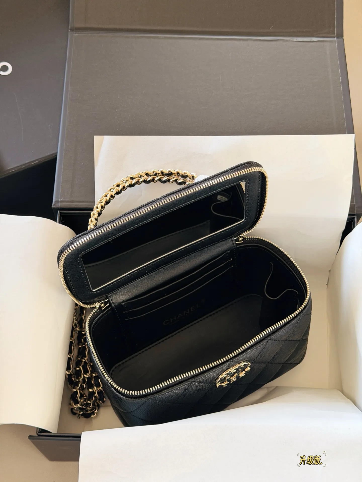 Quilted Vanity Case with Chain Strap D28518168 — view 9
