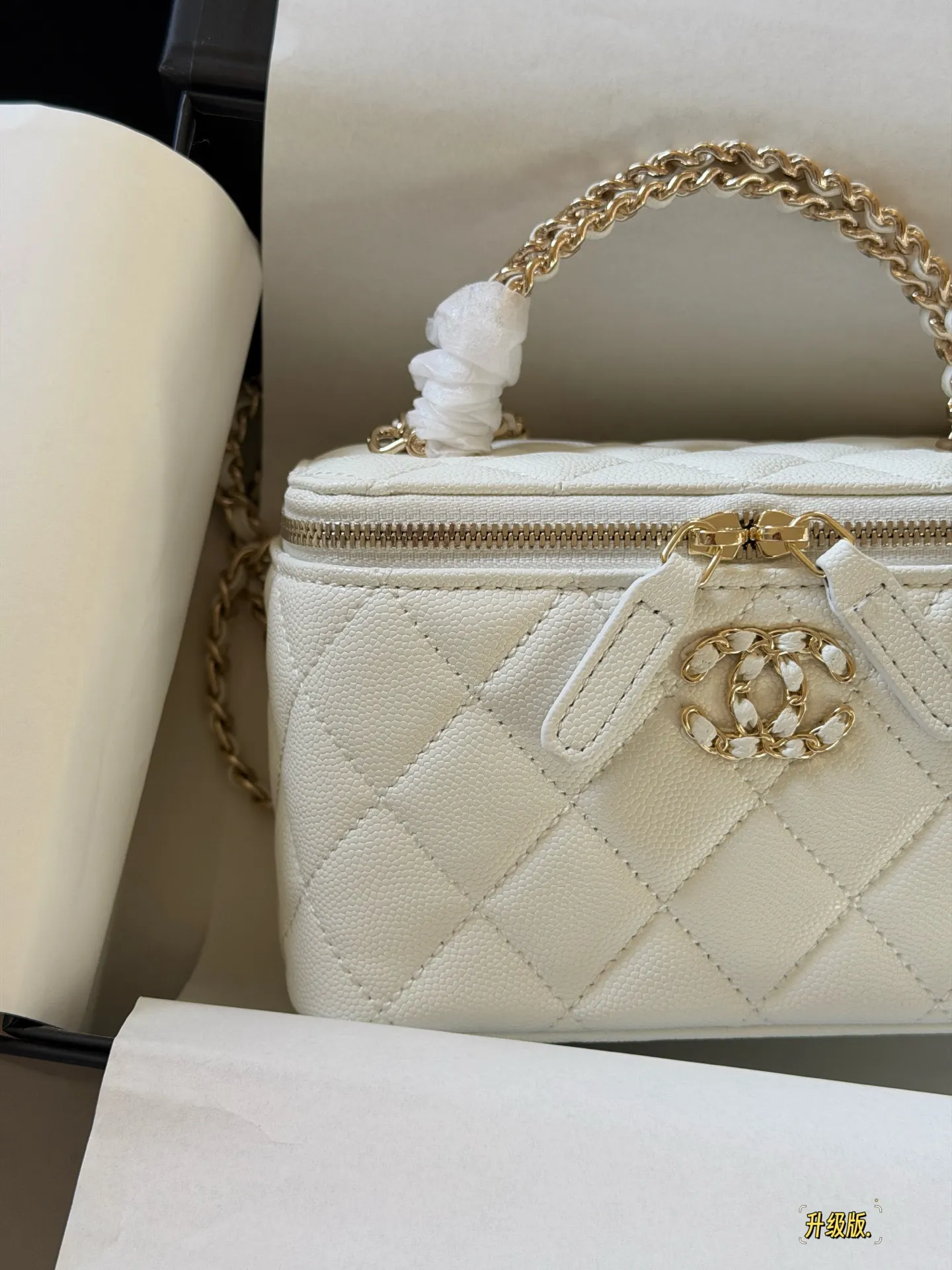 Quilted Vanity Case with Chain Strap D28518168 — view 11