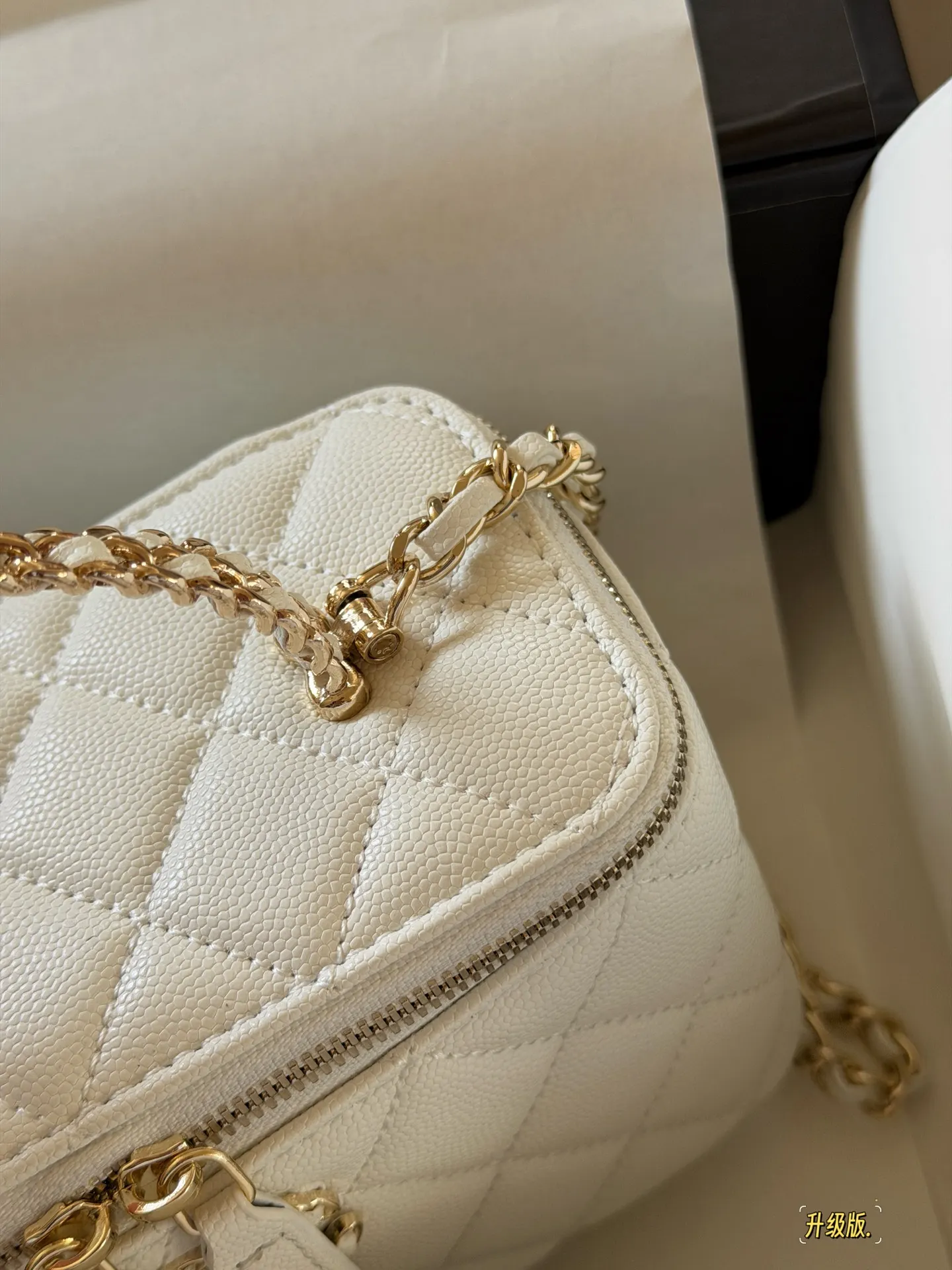 Quilted Vanity Case with Chain Strap D28518168 — view 17
