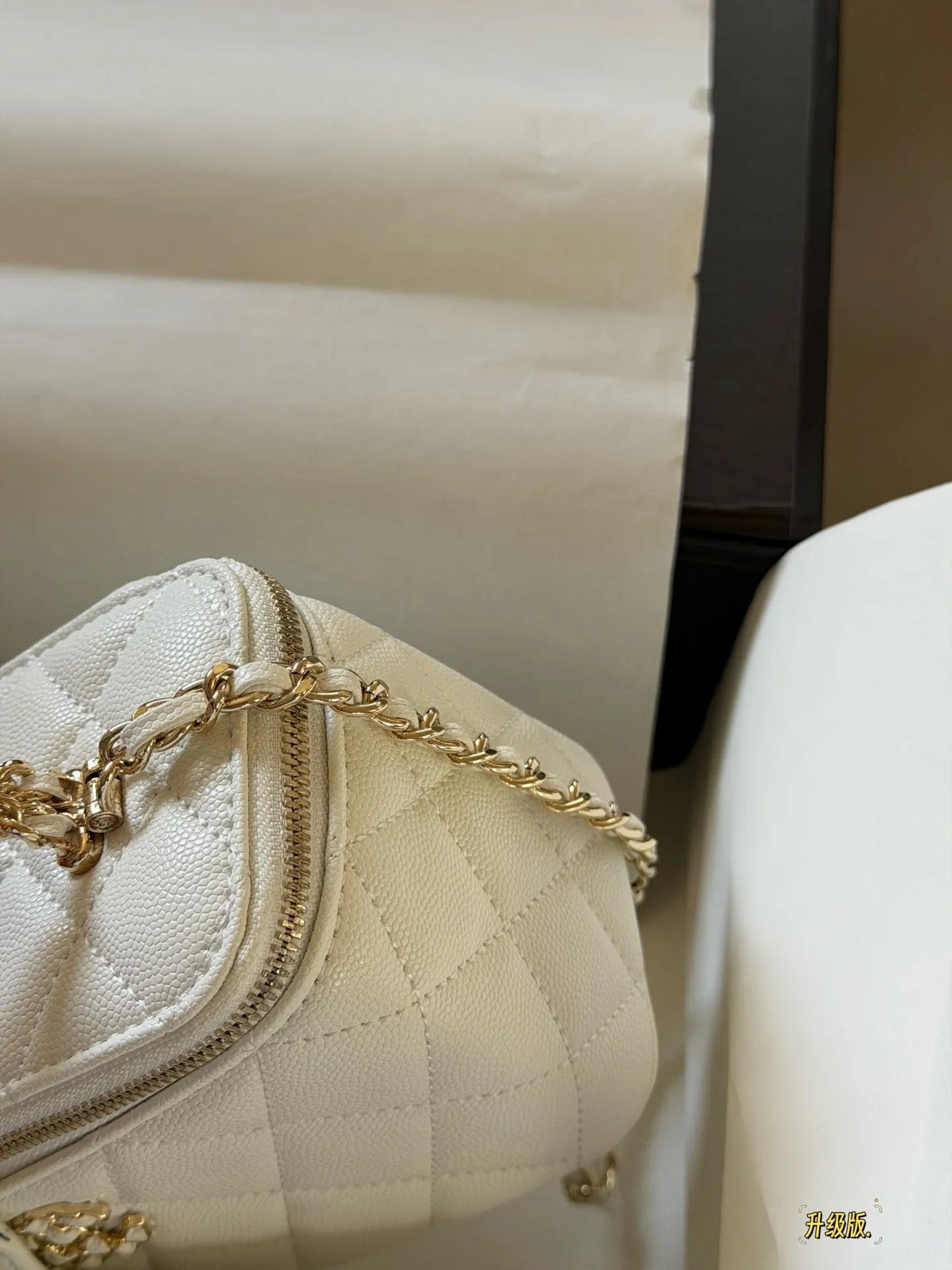 Quilted Vanity Case with Chain Strap D28518168 — view 12