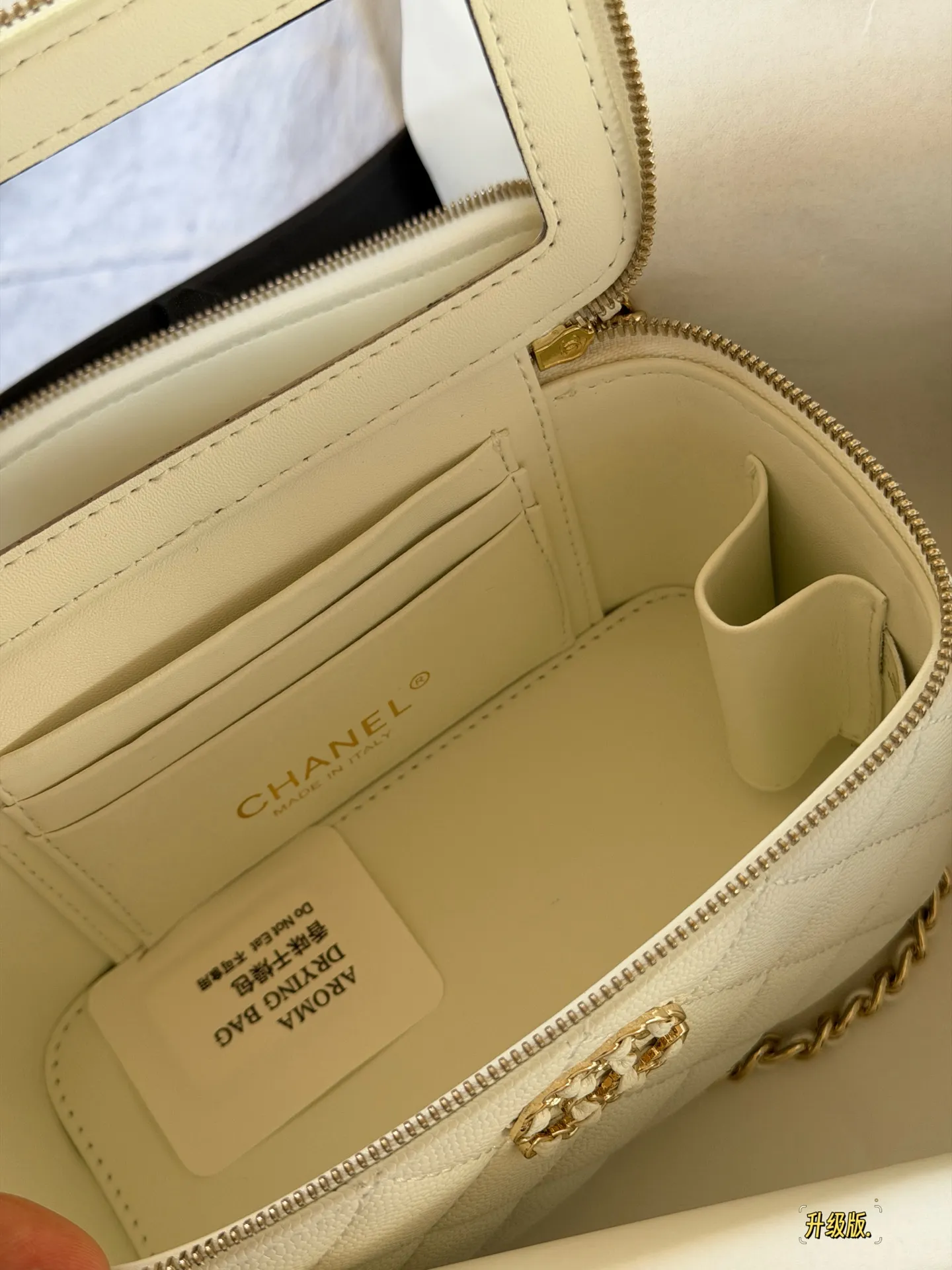 Quilted Vanity Case with Chain Strap D28518168 — view 14