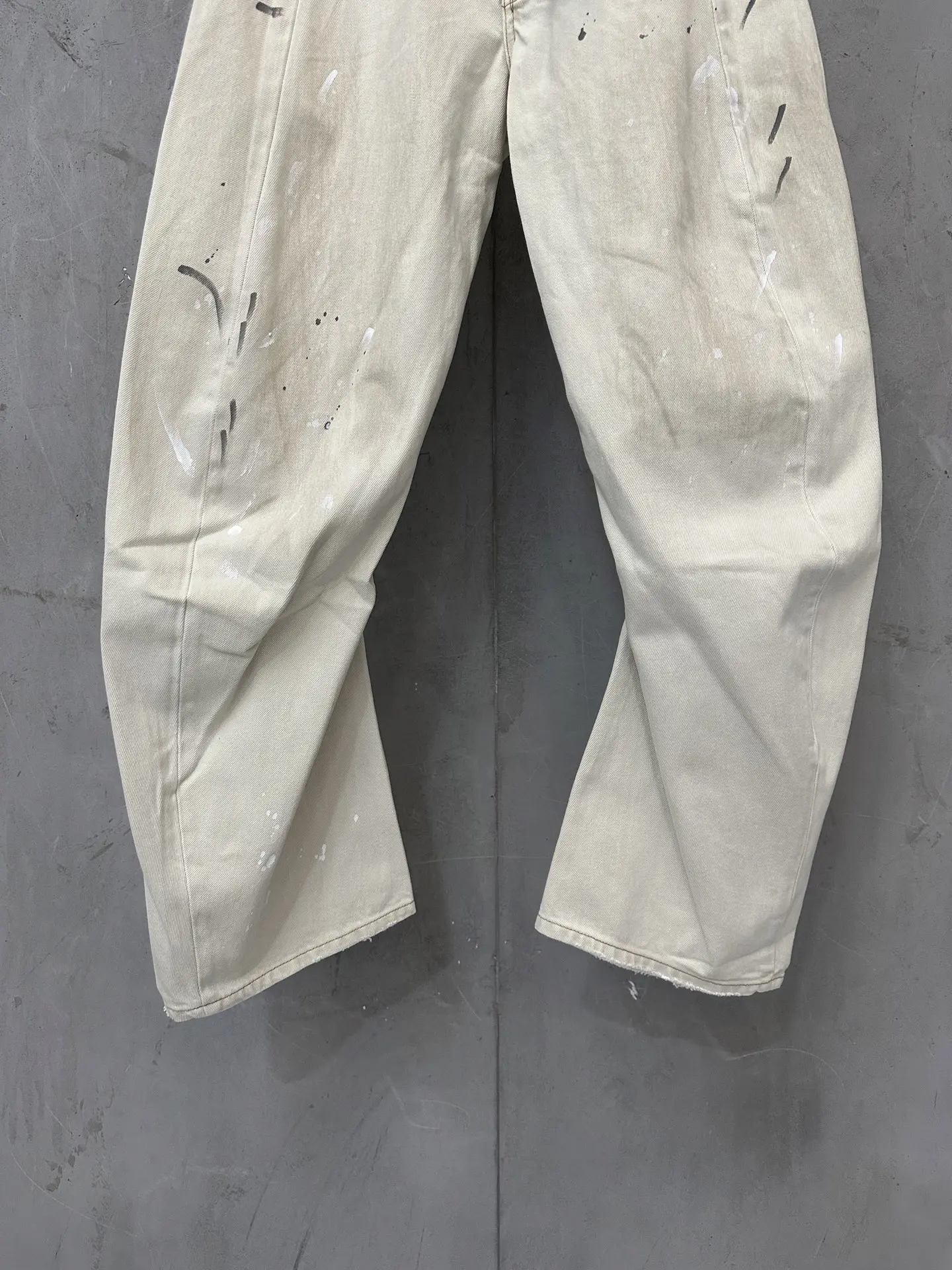 Paint-Splatter Distressed Straight-Leg Jeans D29011612 — view 4