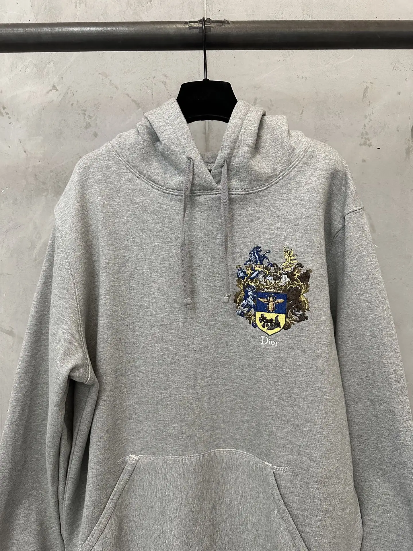Embroidered Crest Logo Cotton Hoodie D29020204 — view 3